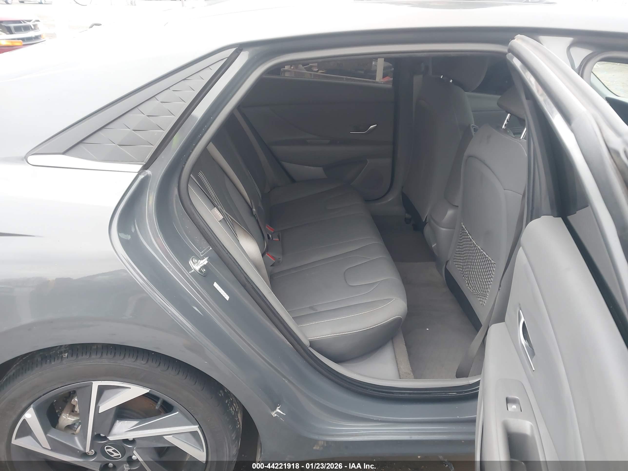 HYUNDAI ELANTRA image 8