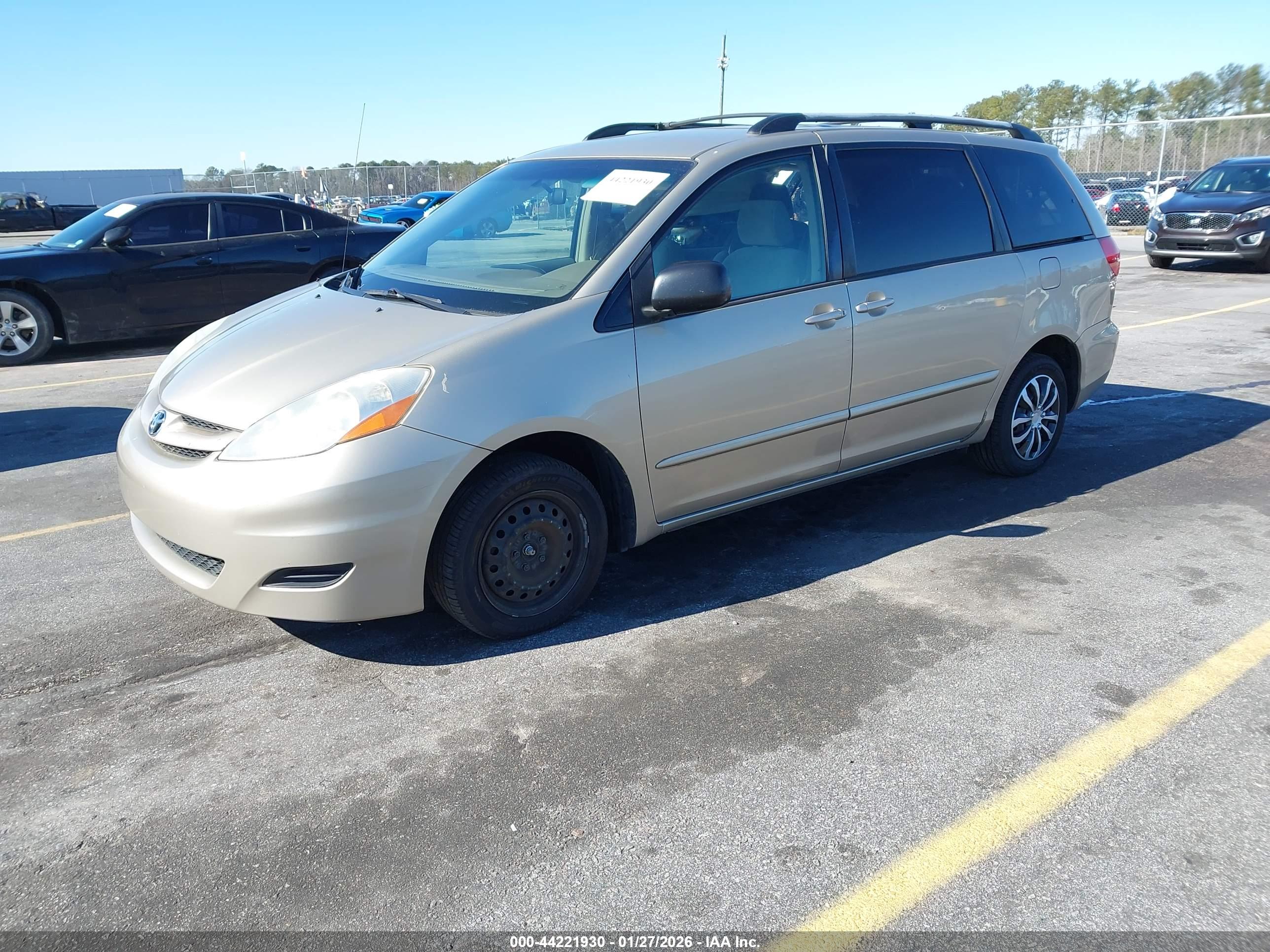 TOYOTA SIENNA image 2