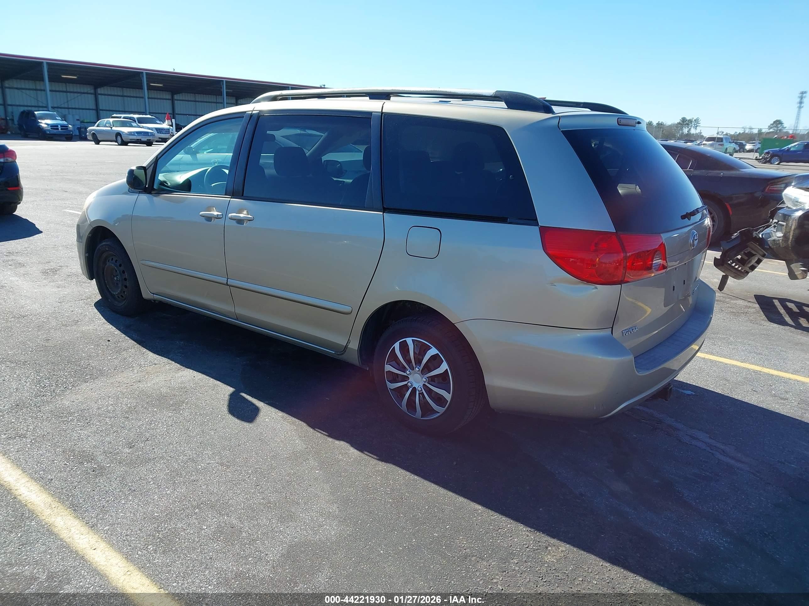 TOYOTA SIENNA image 3