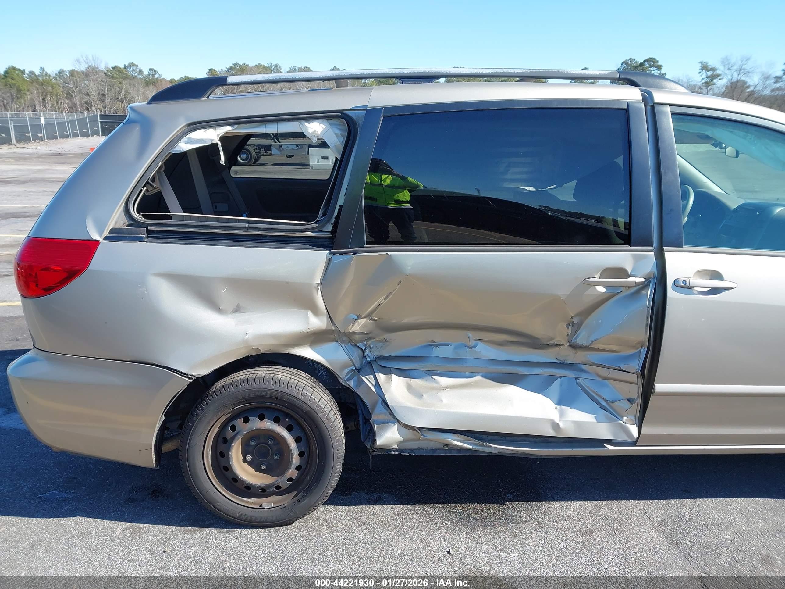 TOYOTA SIENNA image 6