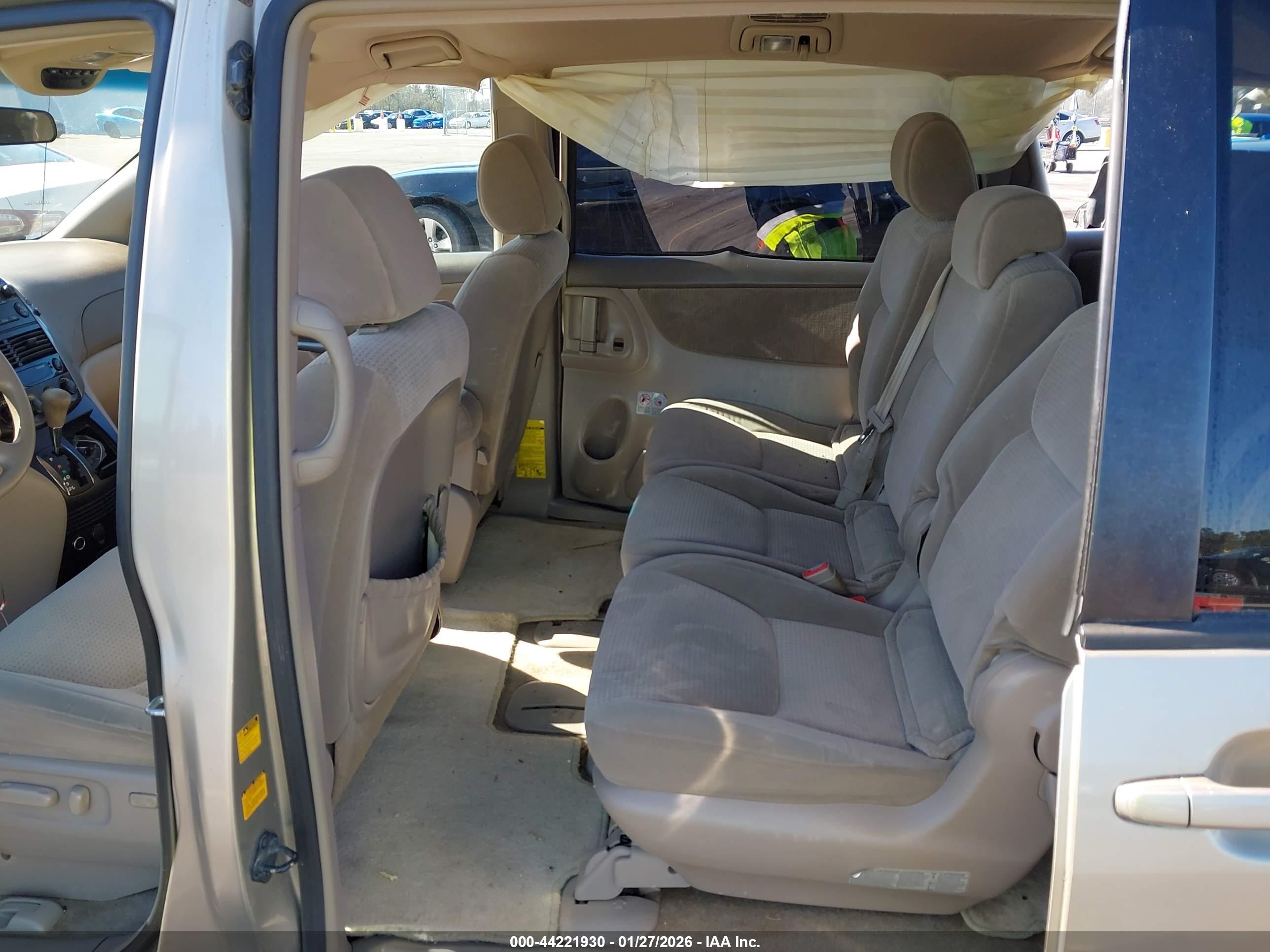 TOYOTA SIENNA image 8