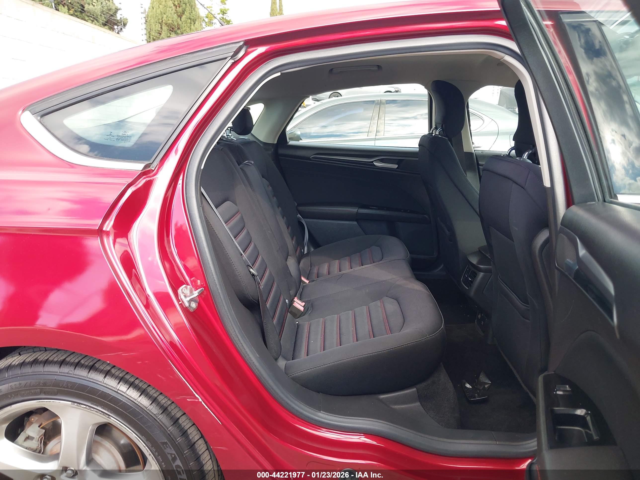 FORD FUSION image 8