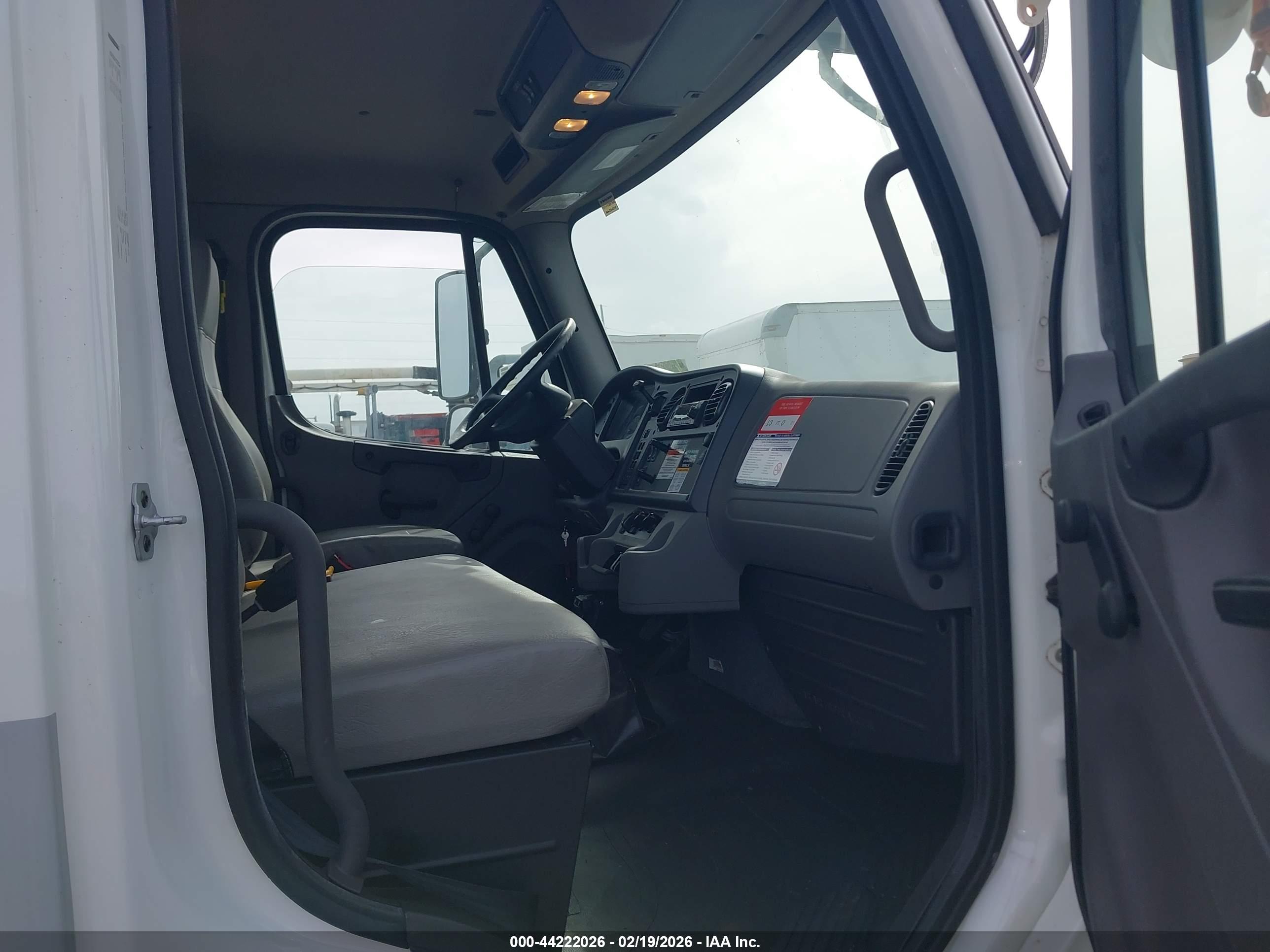 FREIGHTLINER M2 image 7