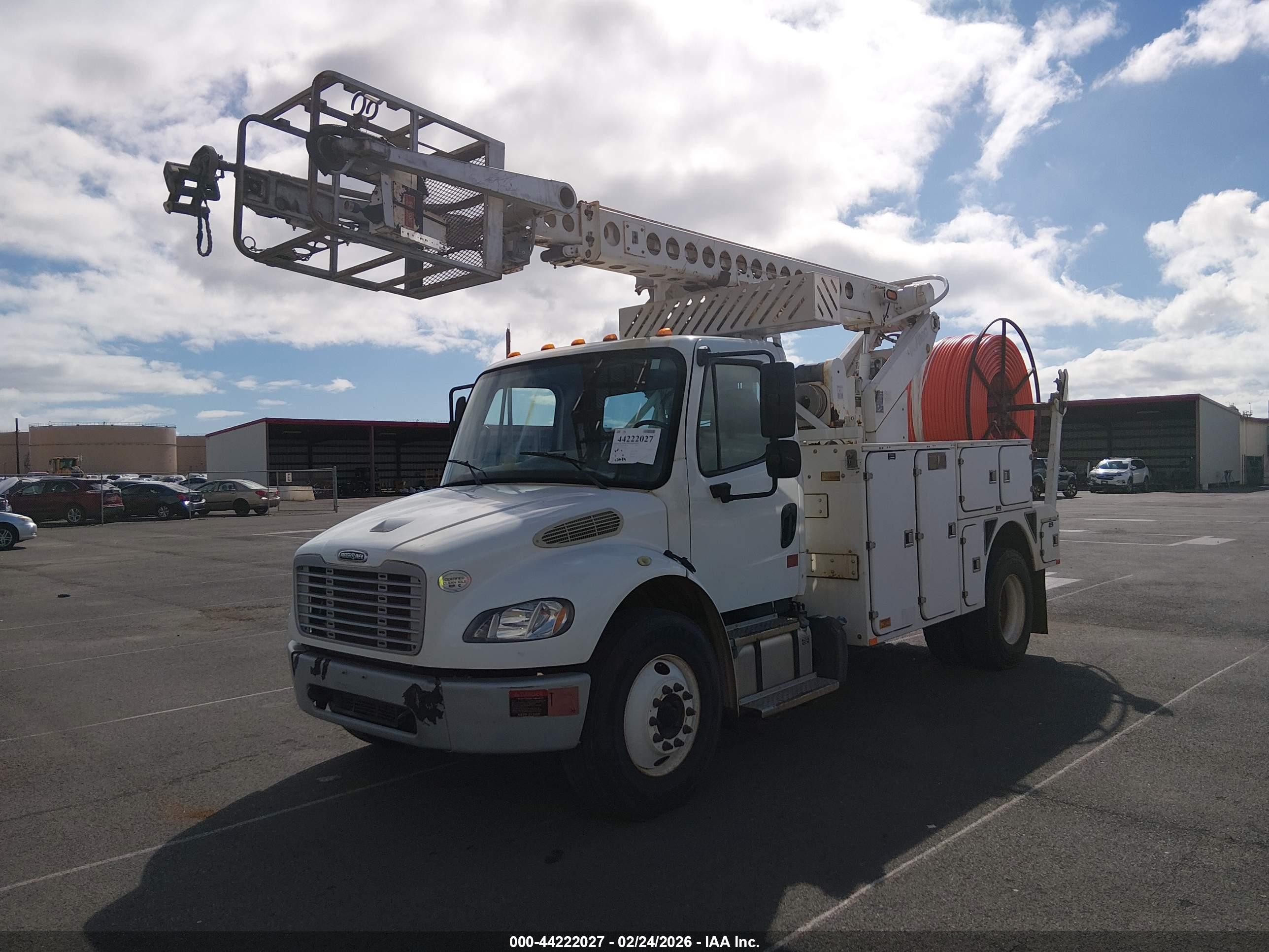 FREIGHTLINER M2 image 2