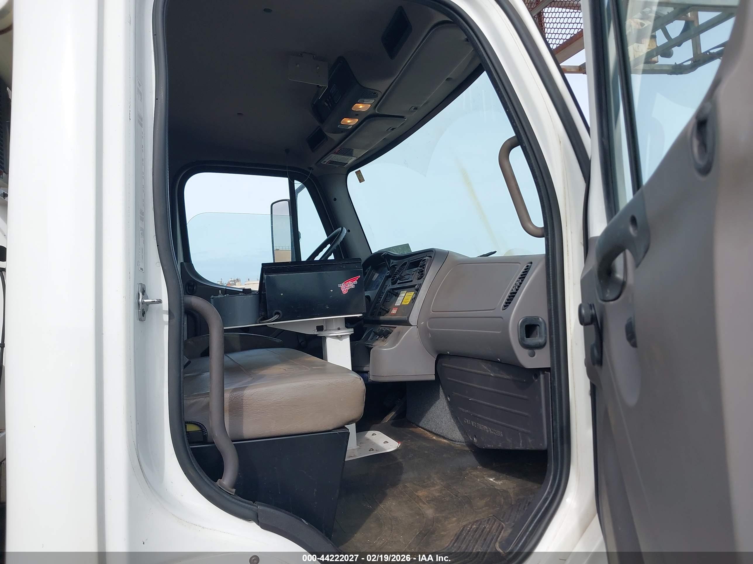 FREIGHTLINER M2 image 7