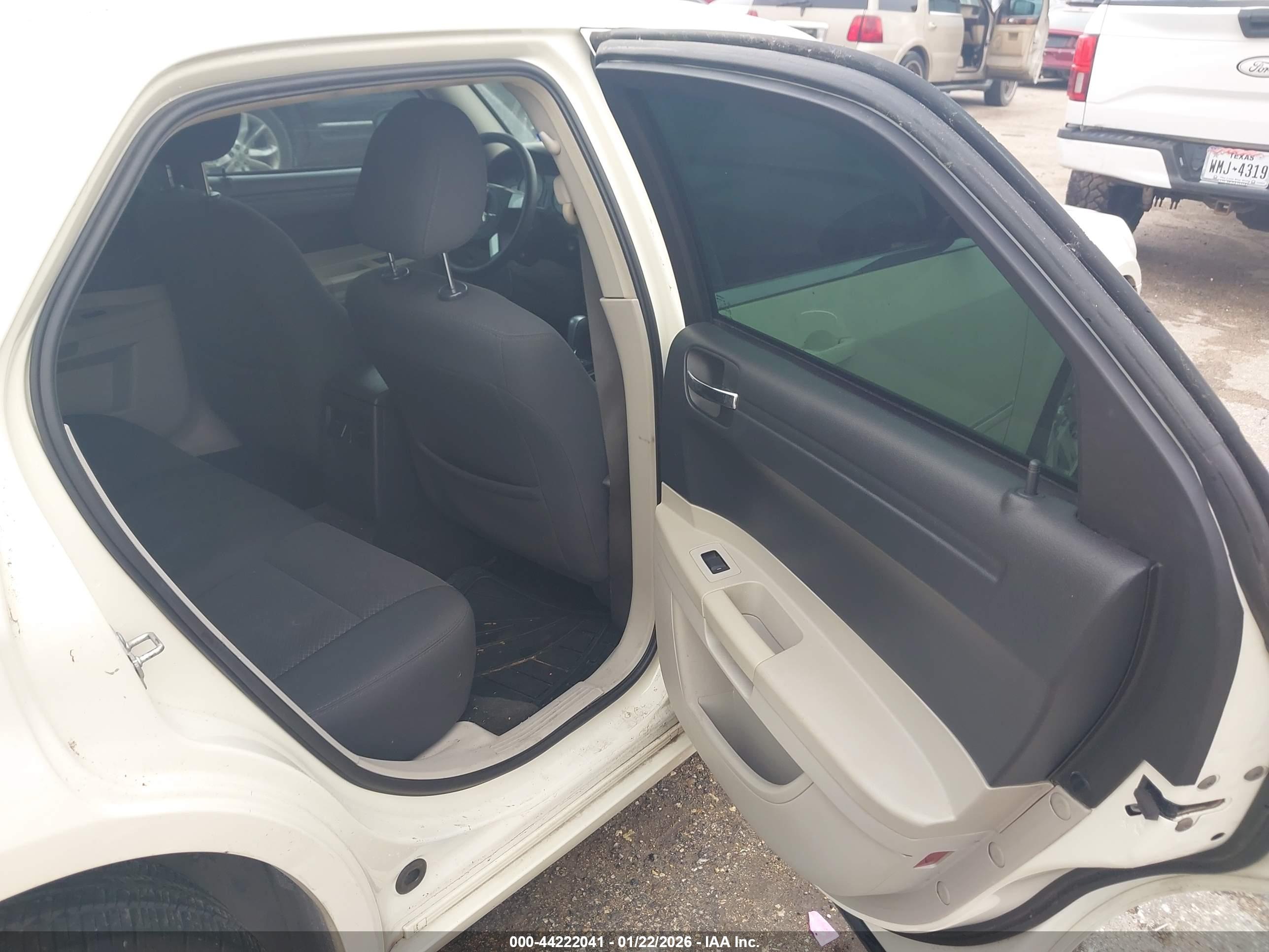 CHRYSLER 300 image 8