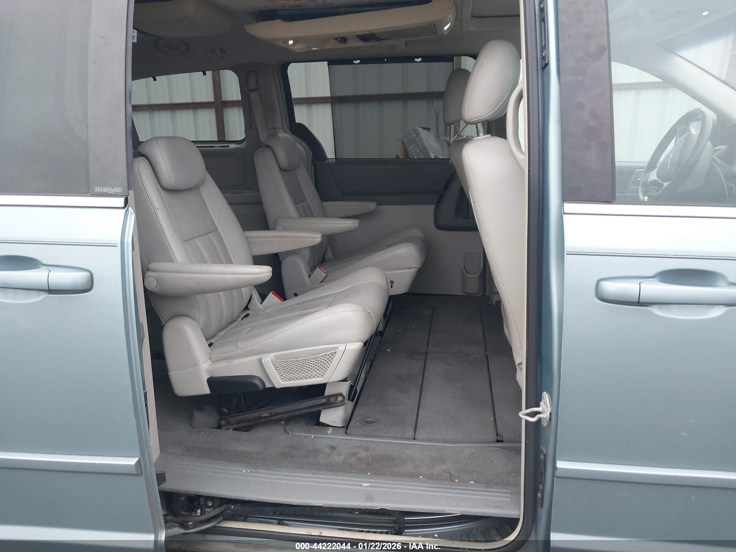 CHRYSLER TOWN image 8