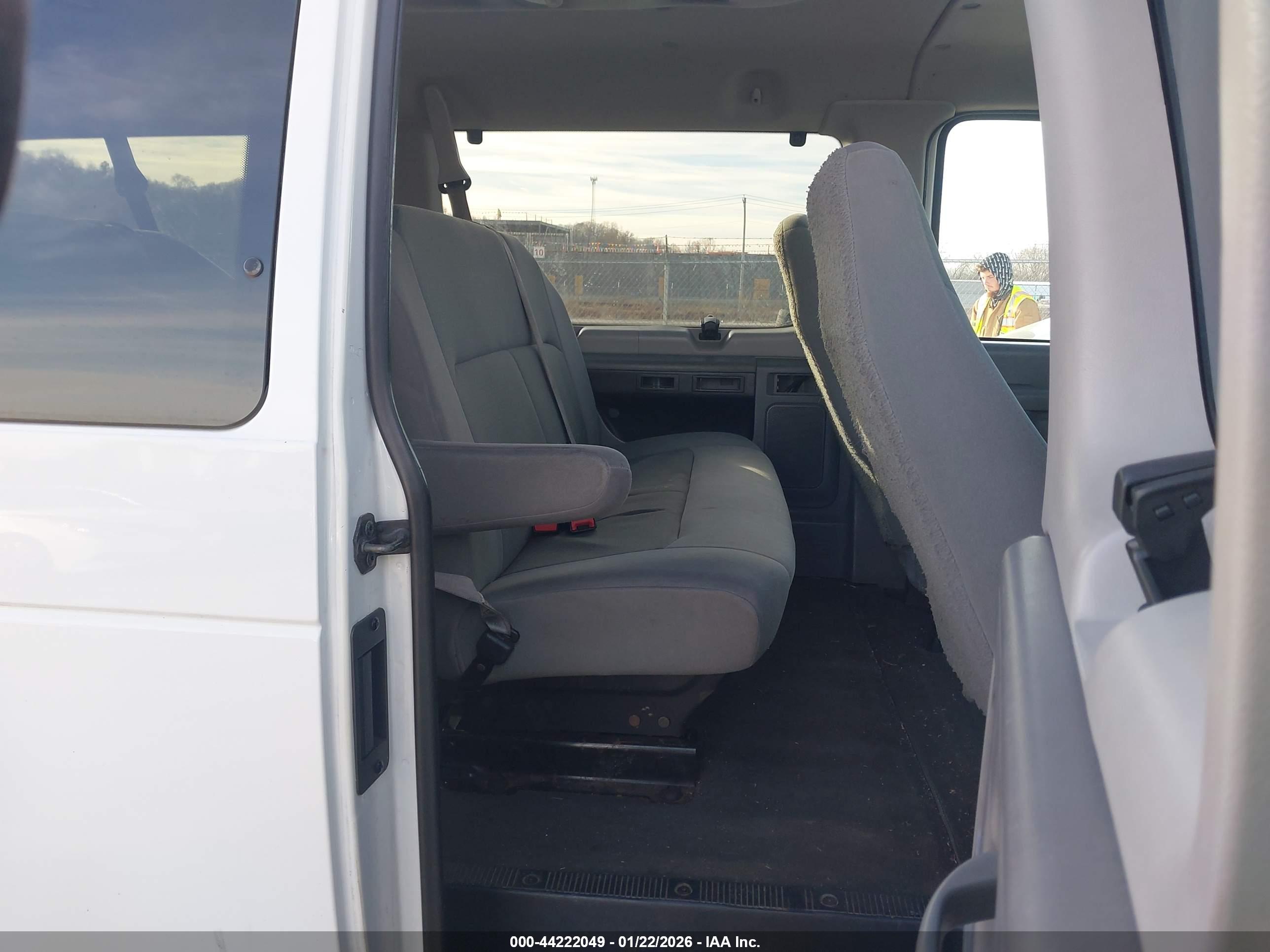 FORD E-350 image 8