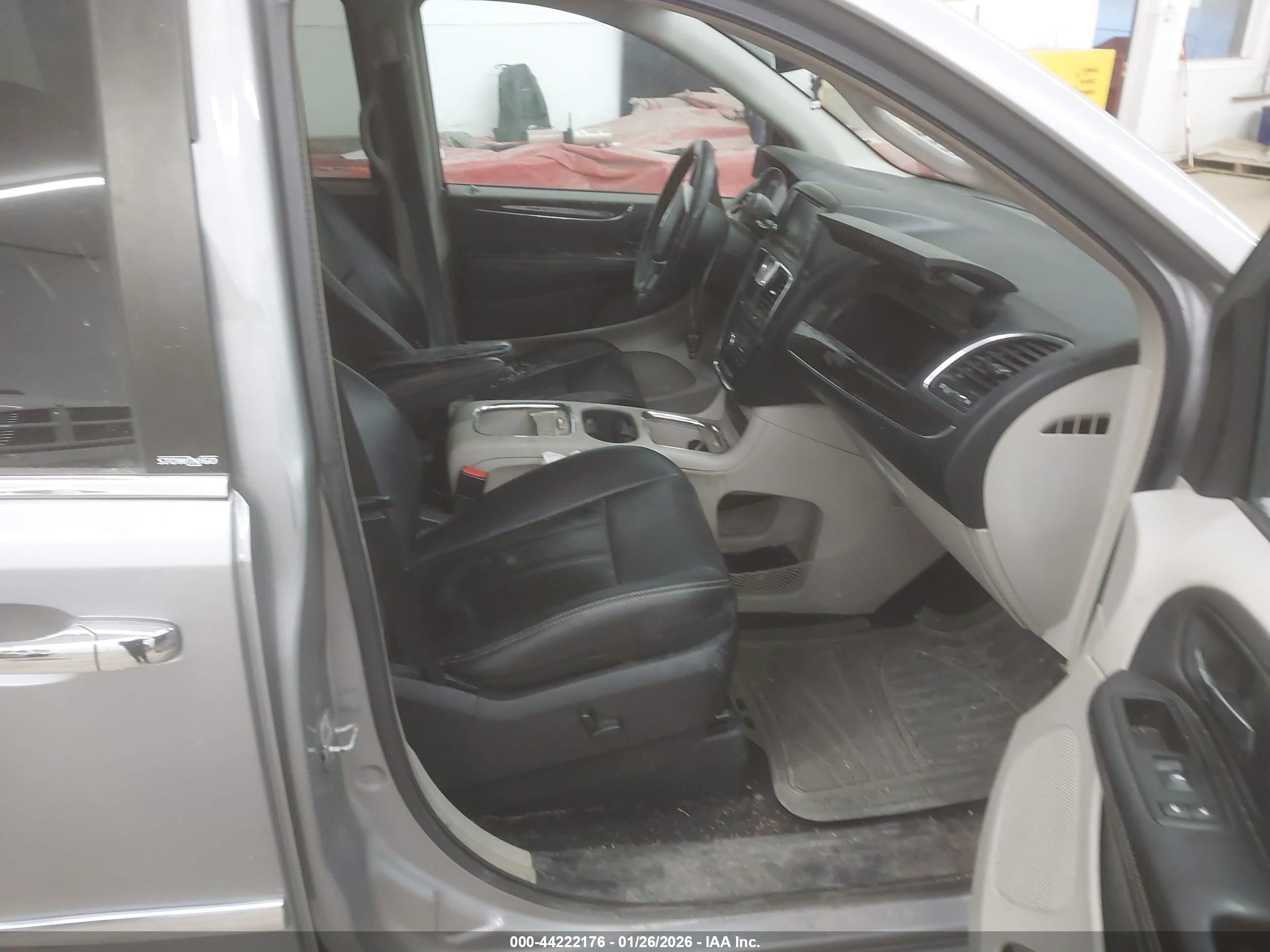 CHRYSLER TOWN image 5