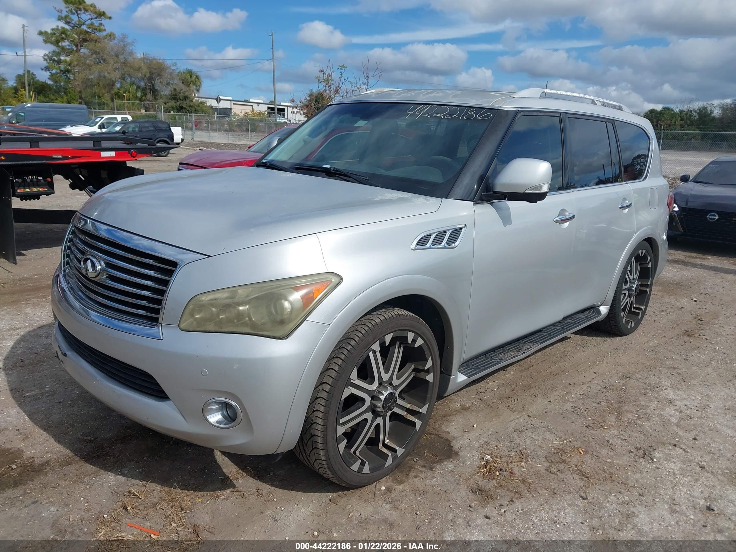 INFINITI QX56 image 2