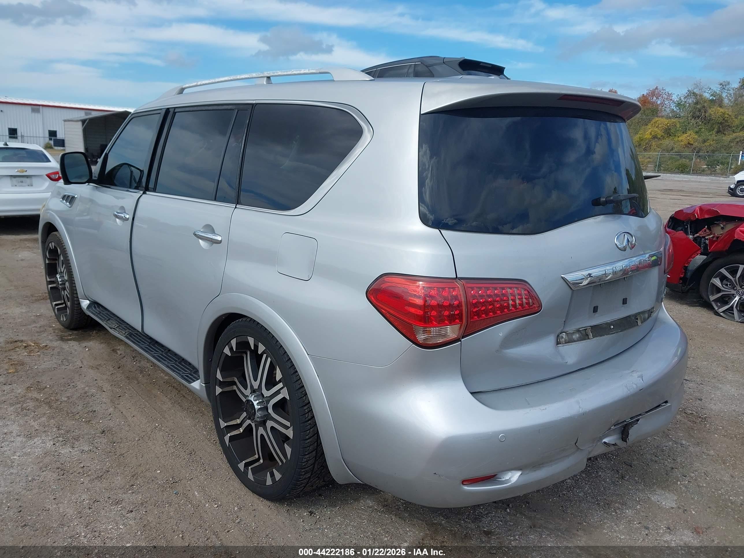 INFINITI QX56 image 3