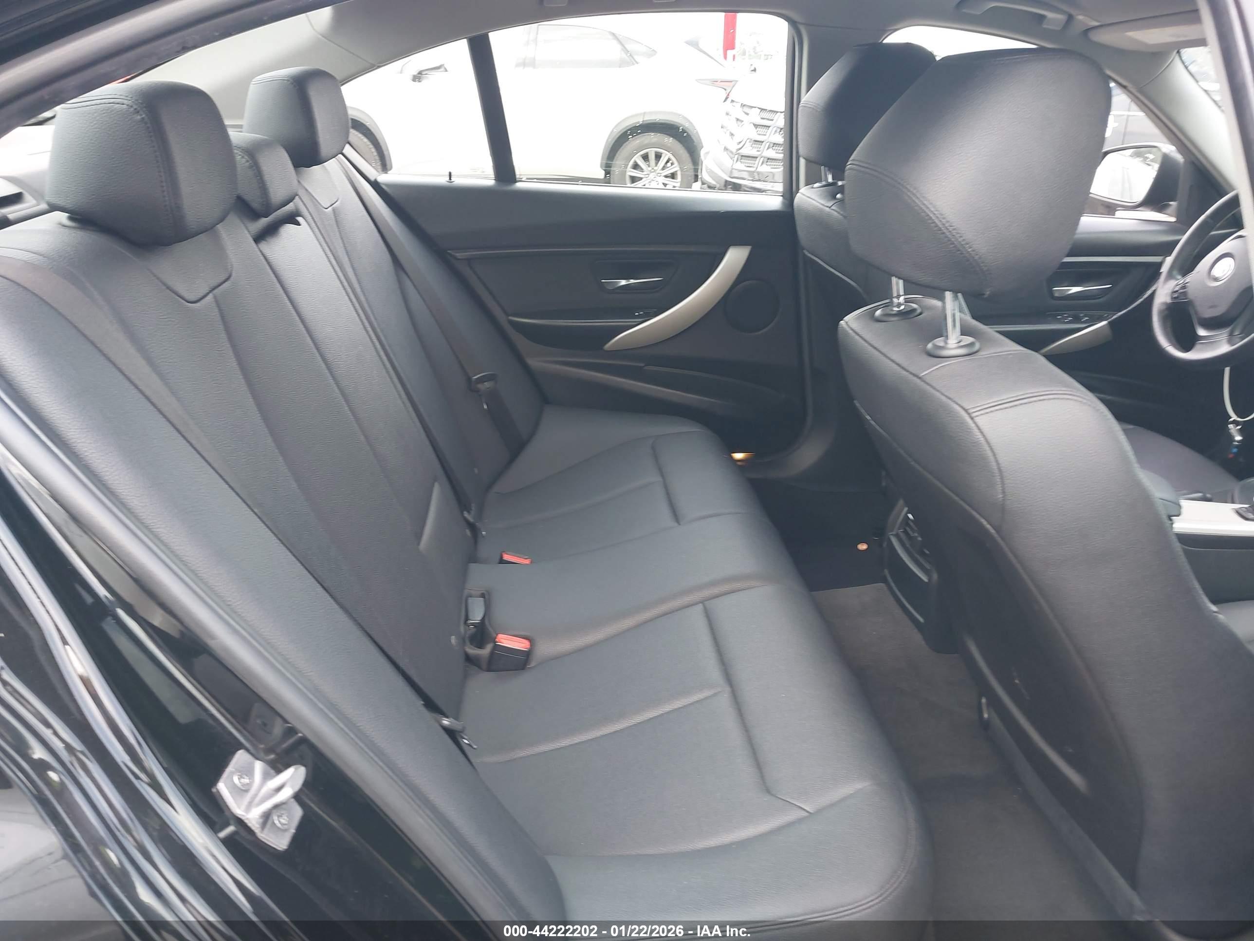 BMW 320I image 8