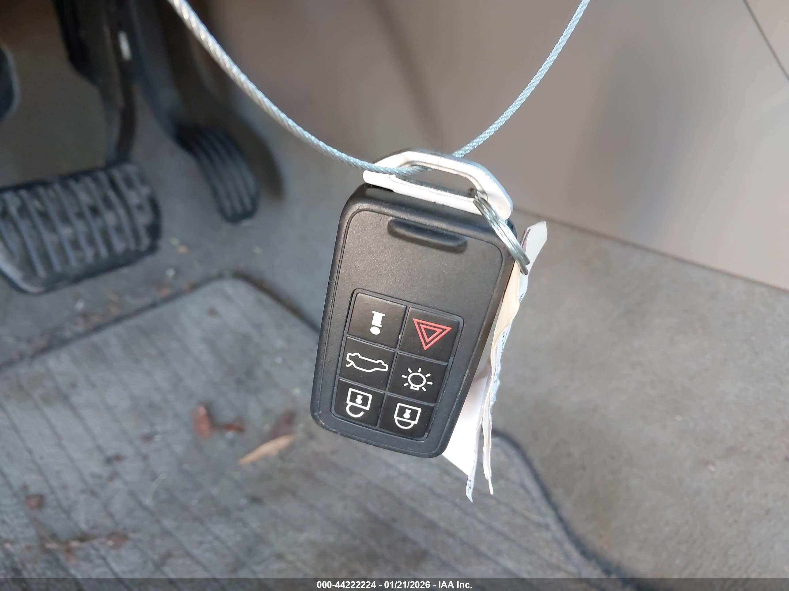 VOLVO XC70 image 11