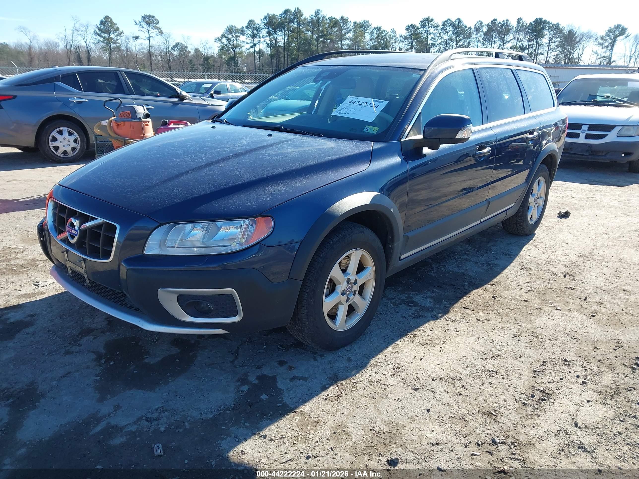 VOLVO XC70 image 2