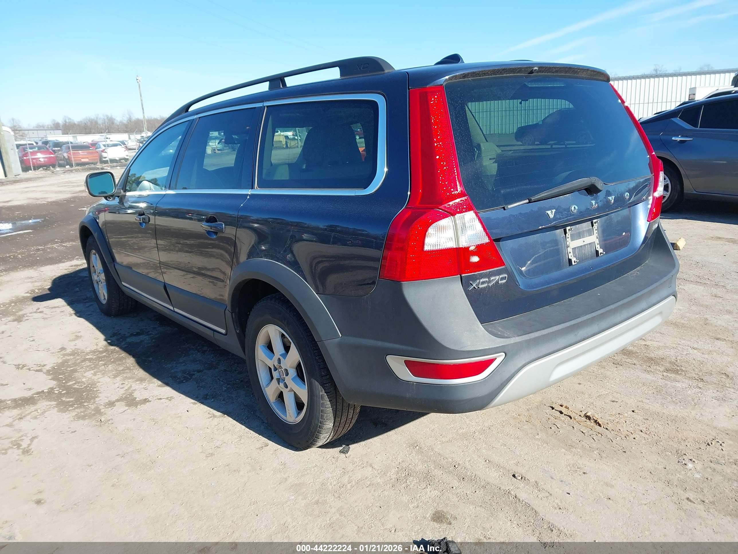 VOLVO XC70 image 3