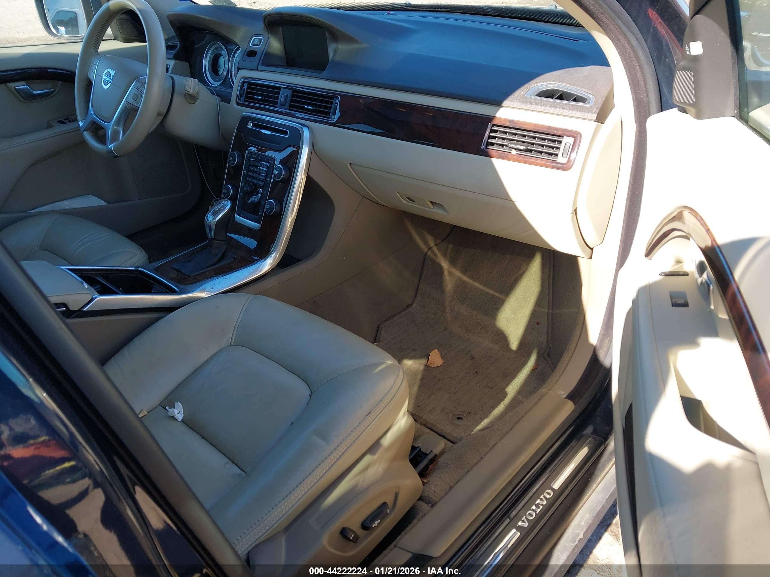 VOLVO XC70 image 5