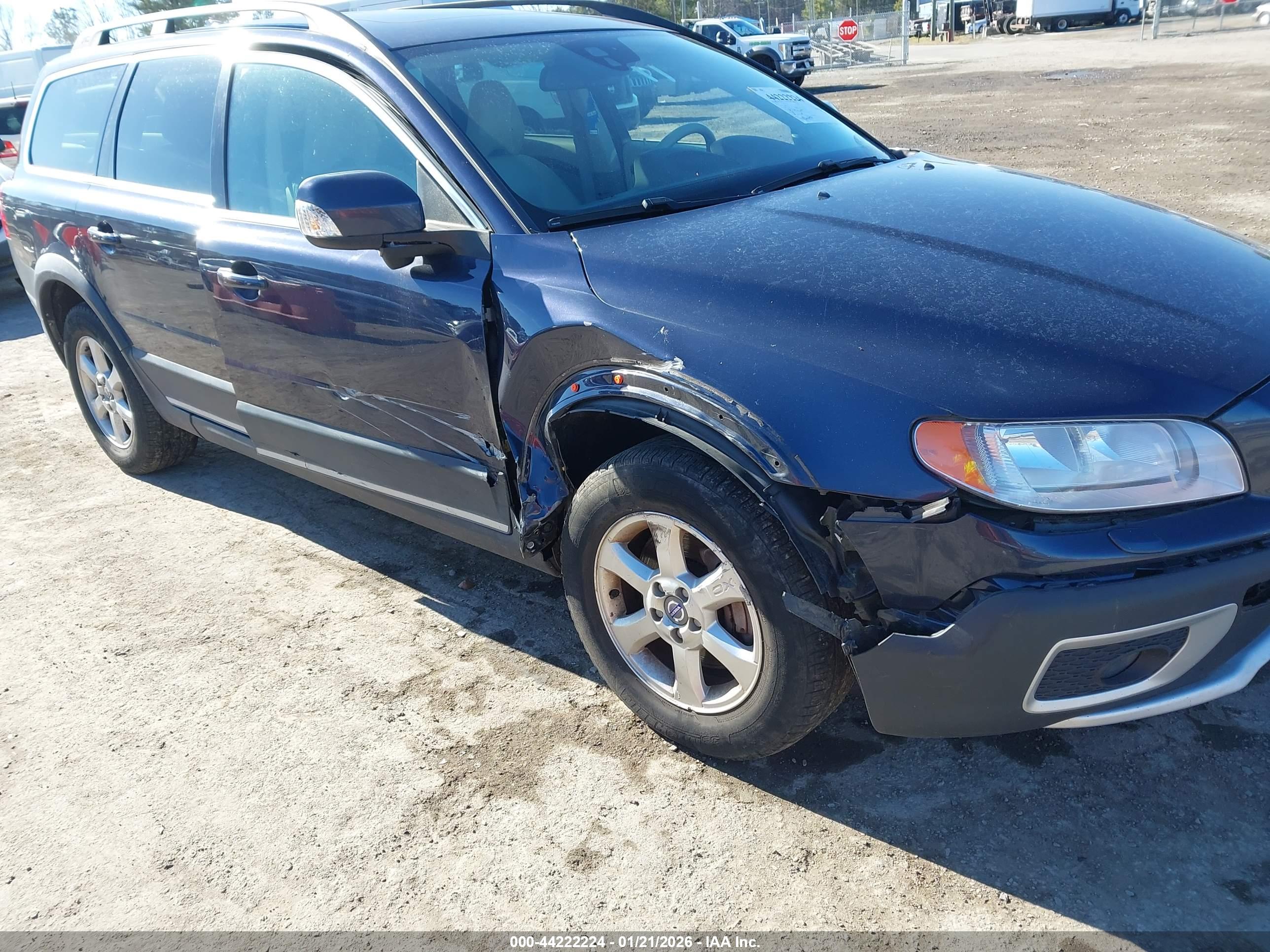 VOLVO XC70 image 6