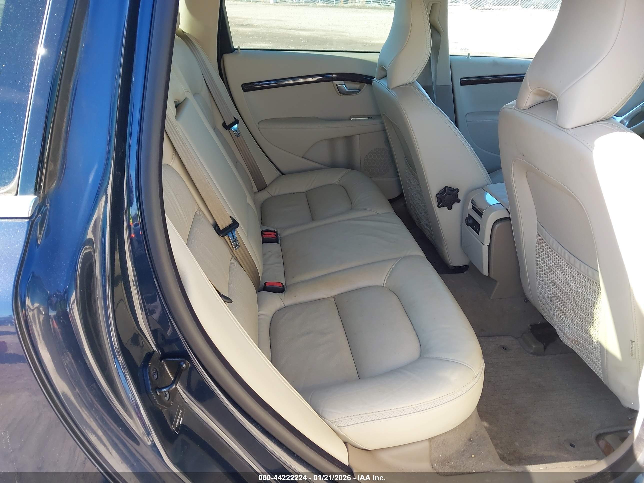 VOLVO XC70 image 8