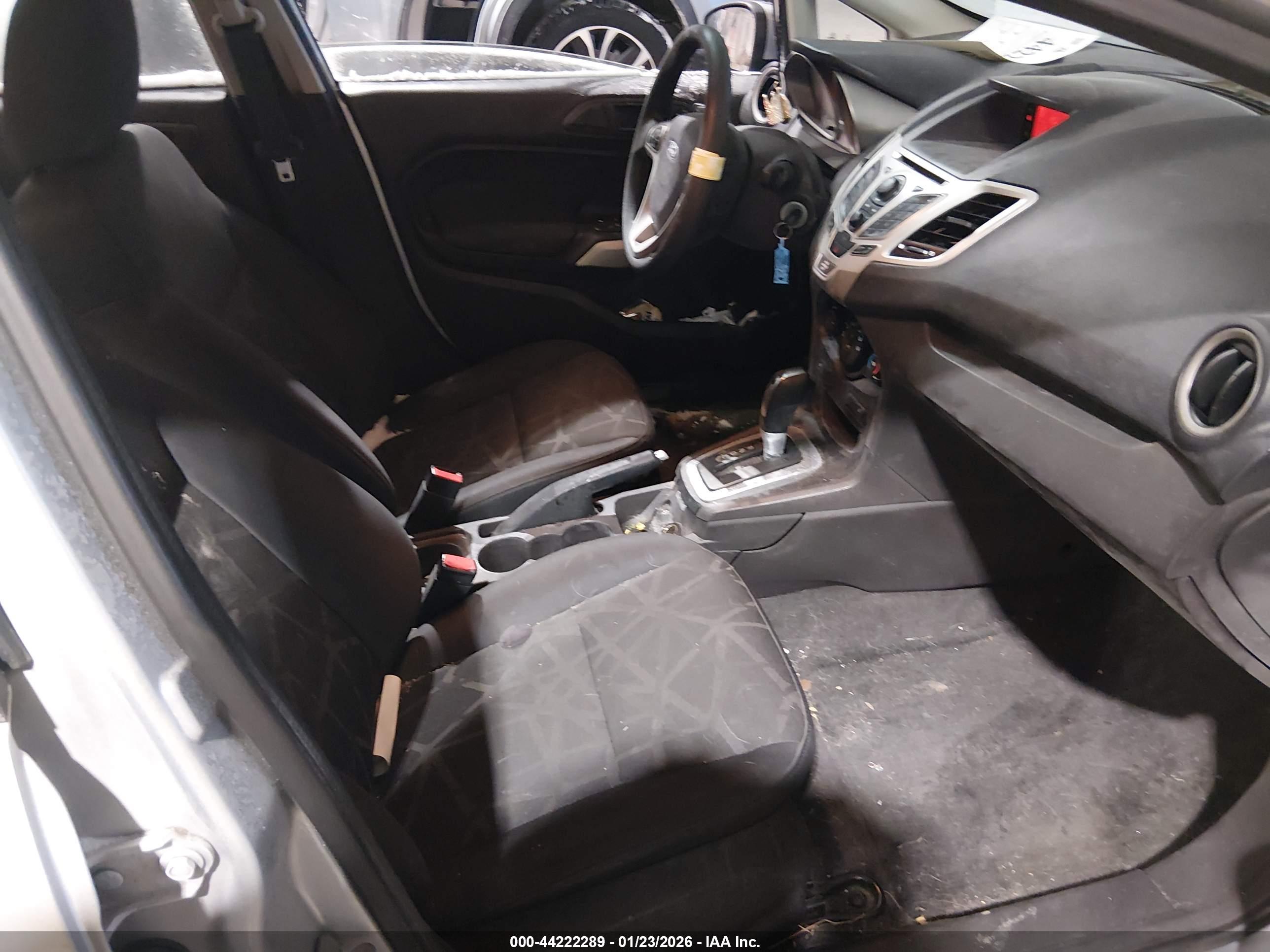 FORD FIESTA image 5