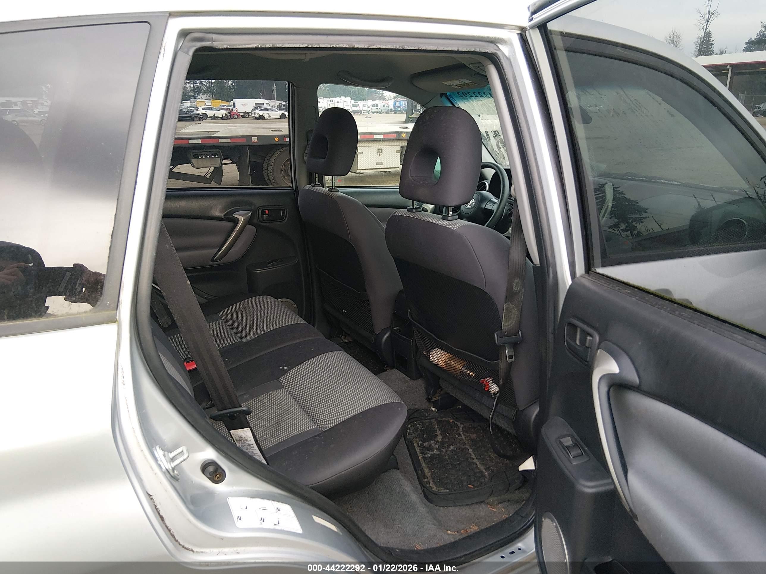 TOYOTA RAV4 image 8