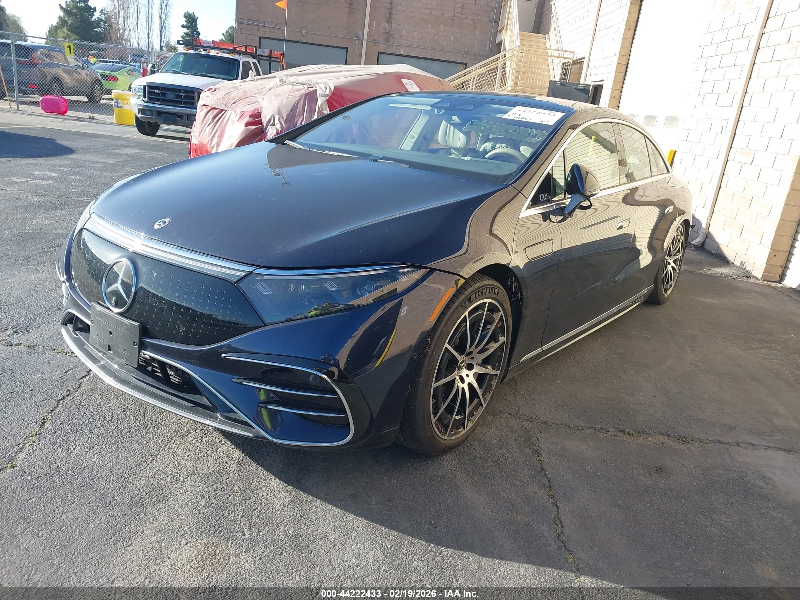 MERCEDES-BENZ EQS image 2