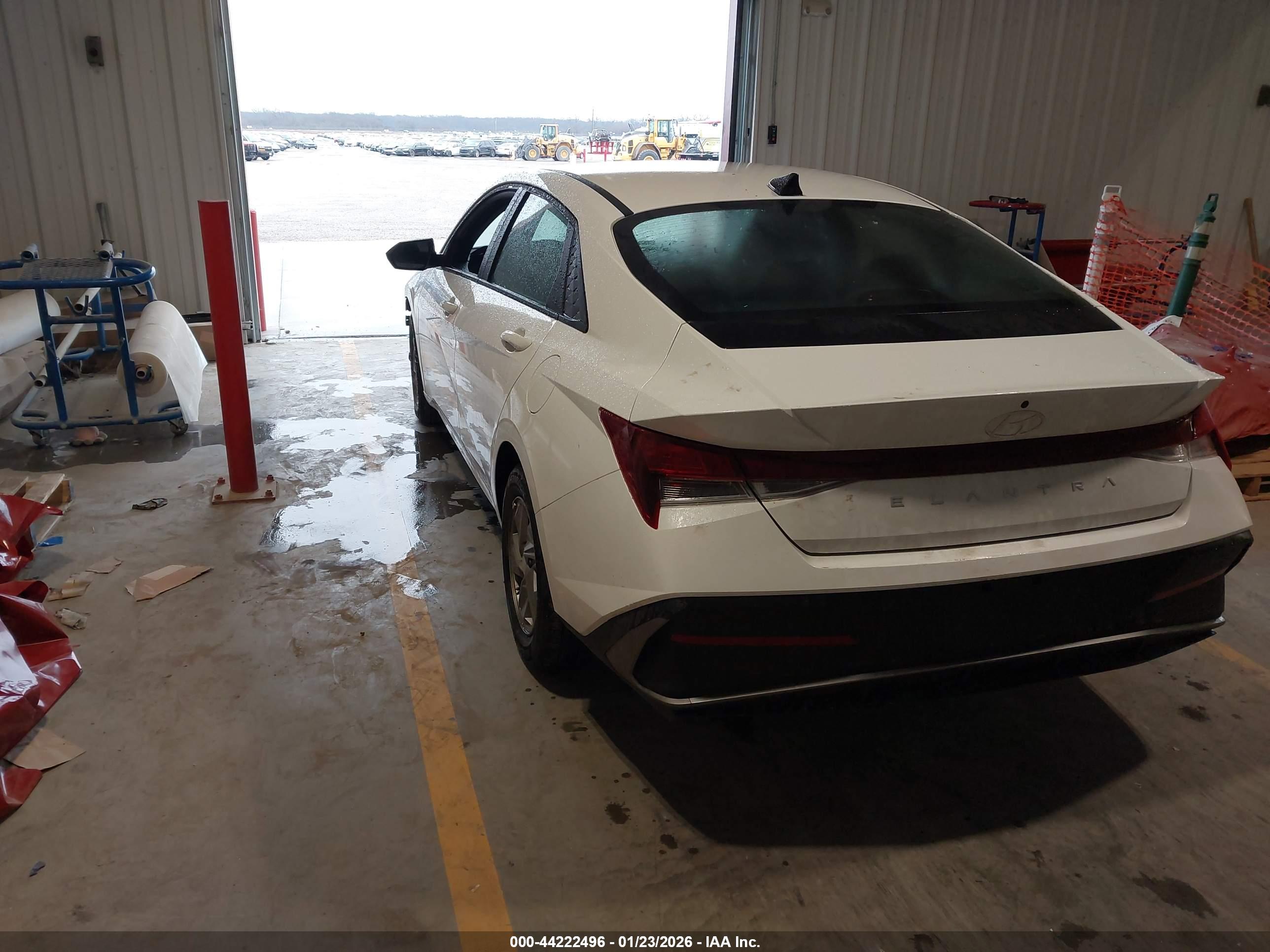 HYUNDAI ELANTRA image 3
