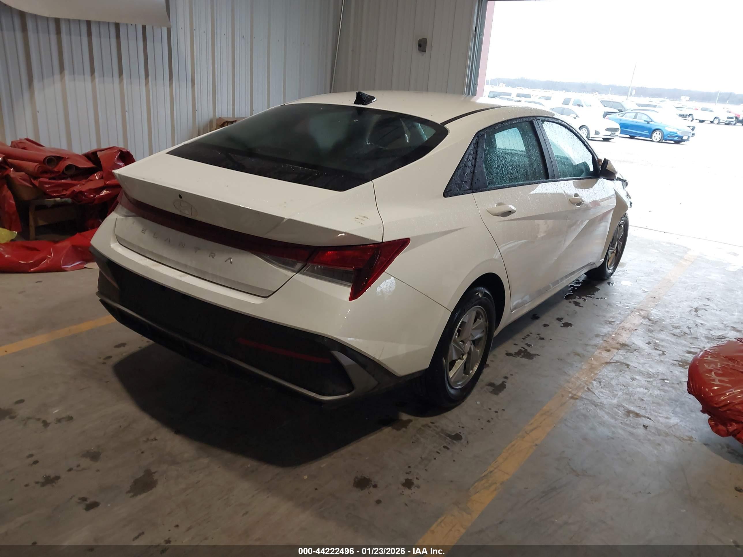 HYUNDAI ELANTRA image 4