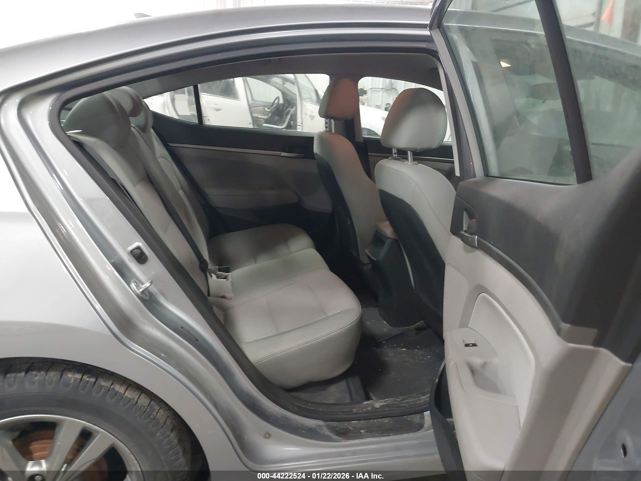 HYUNDAI ELANTRA image 8