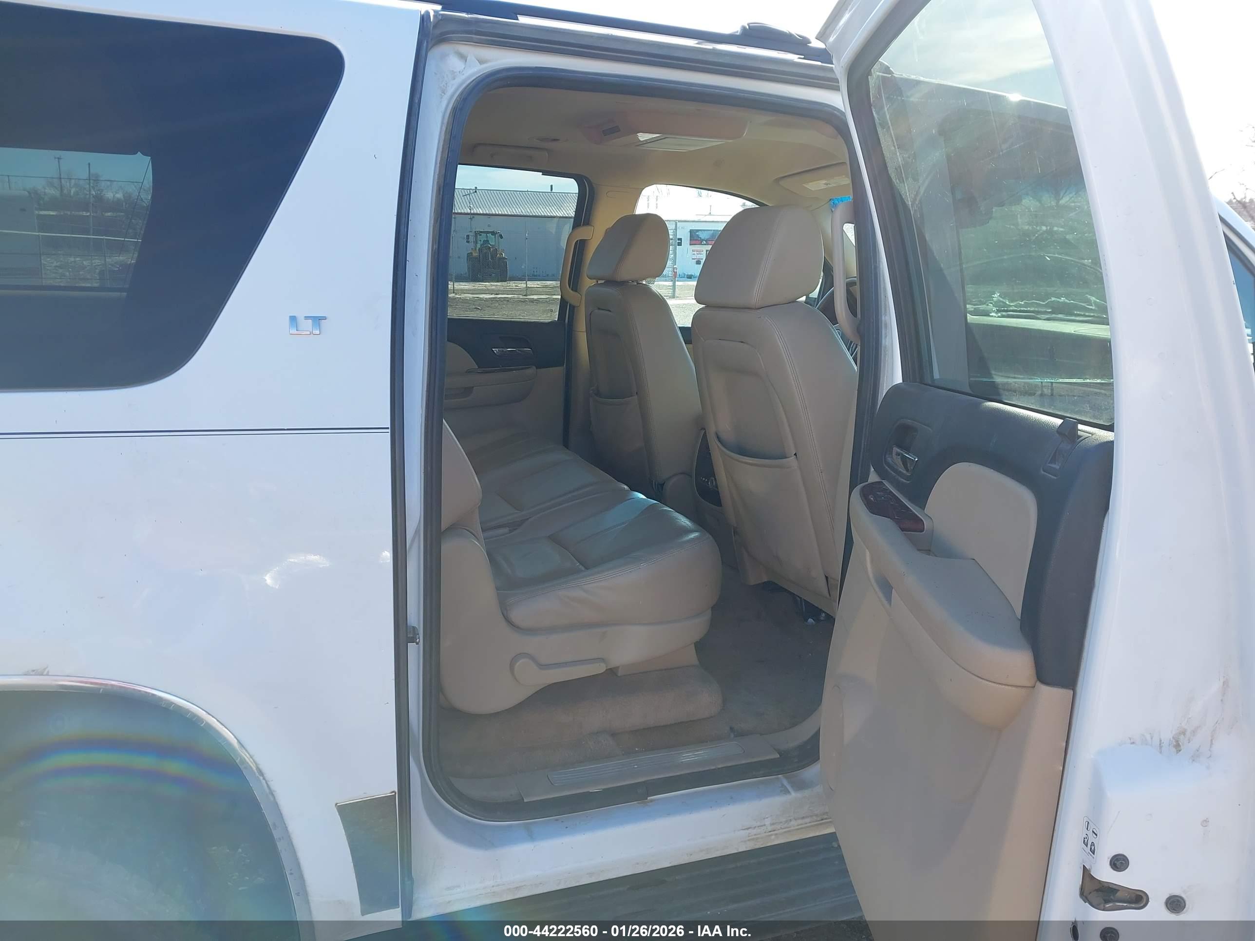 CHEVROLET SUBURBAN image 8