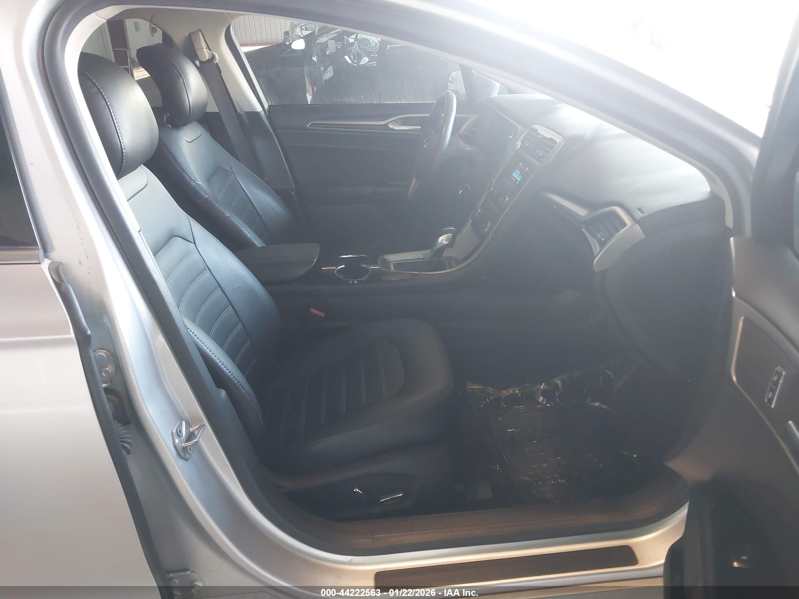FORD FUSION image 5