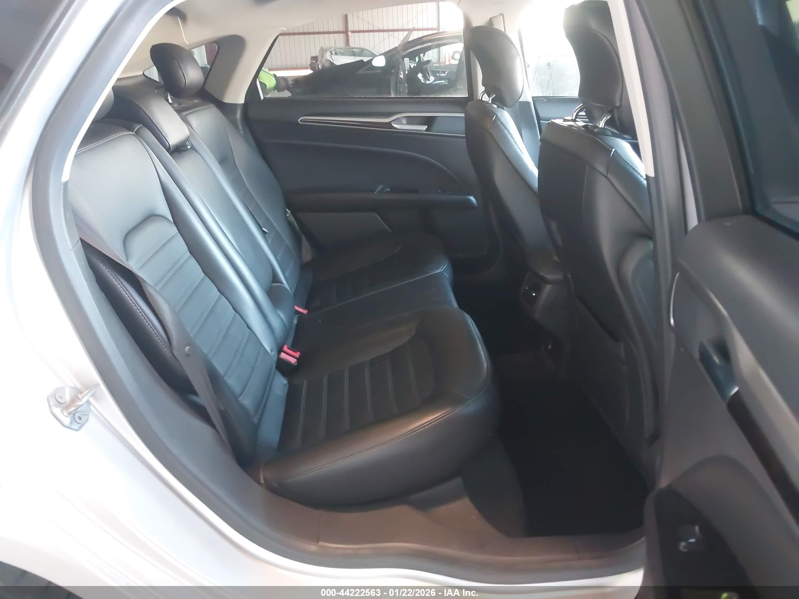 FORD FUSION image 8