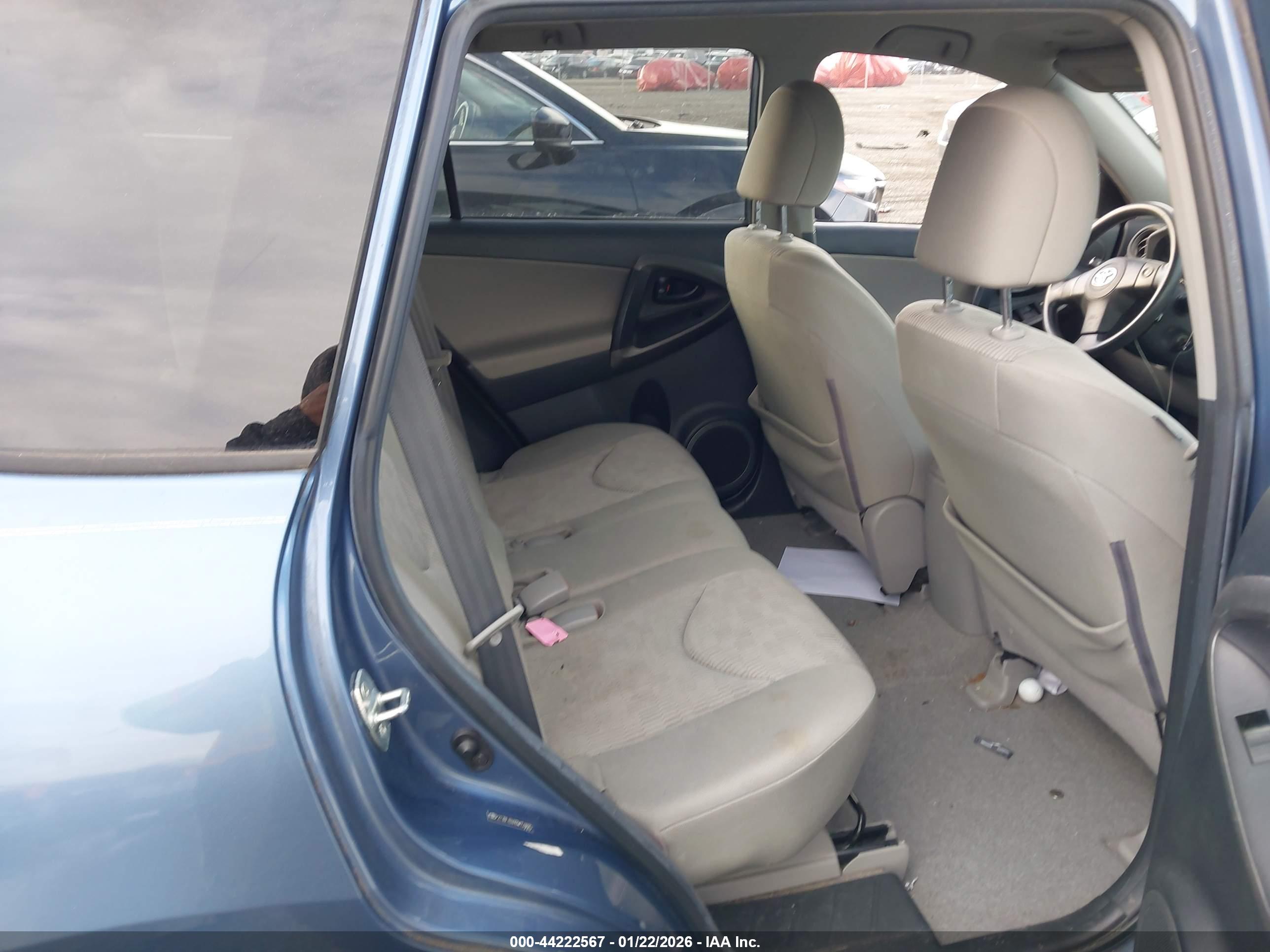 TOYOTA RAV4 image 8