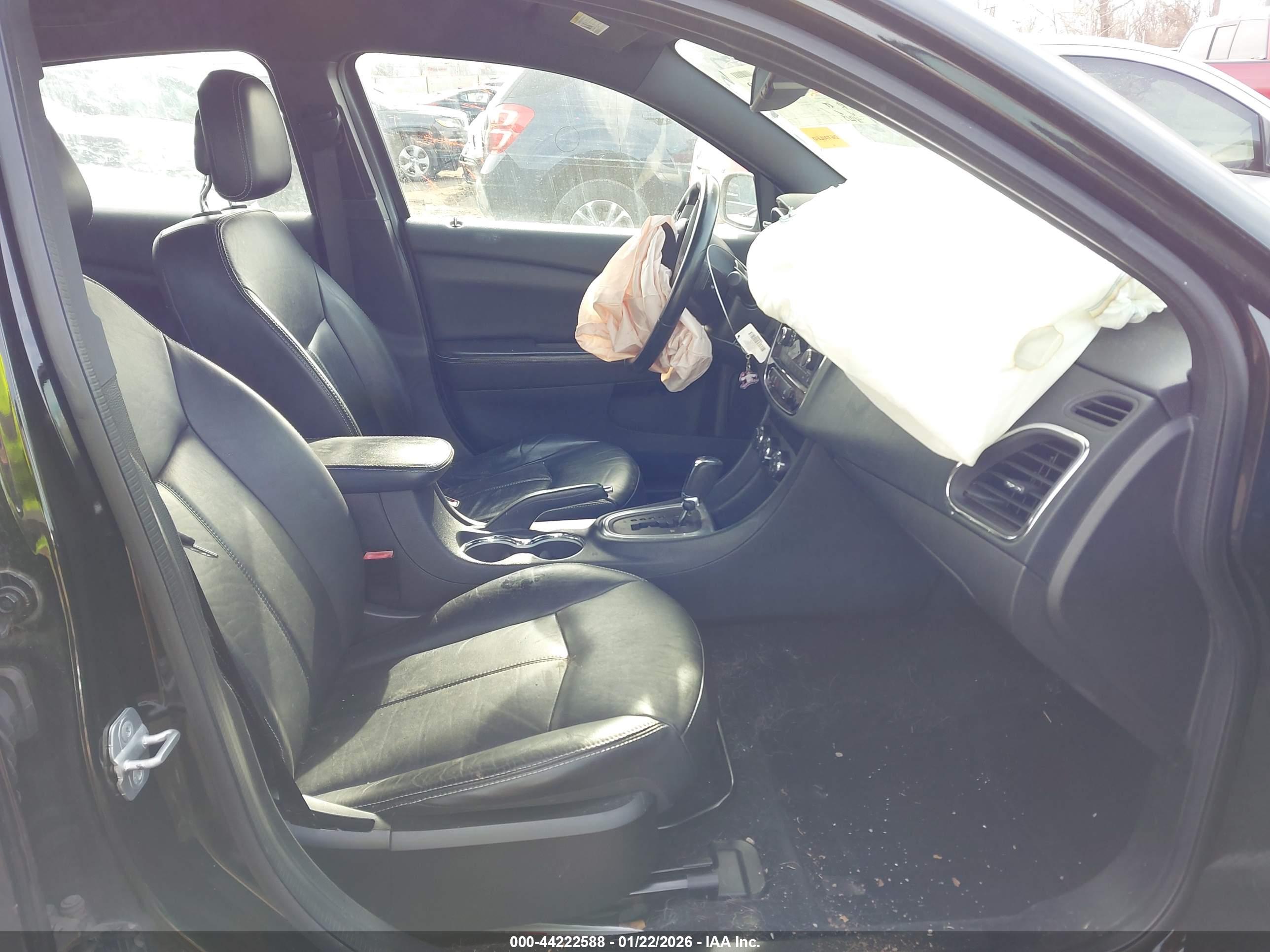 CHRYSLER 200 image 5