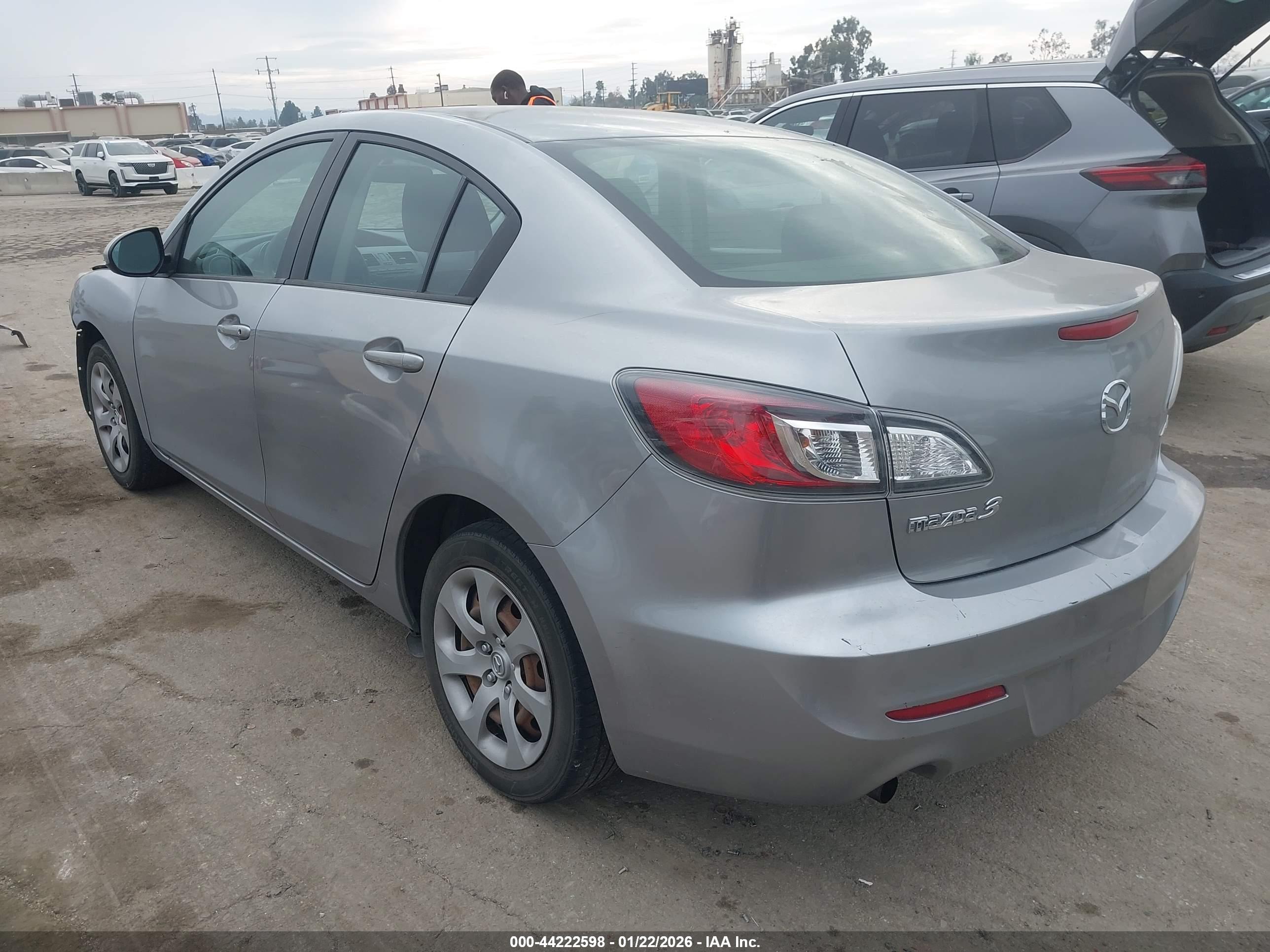 MAZDA MAZDA3 image 3
