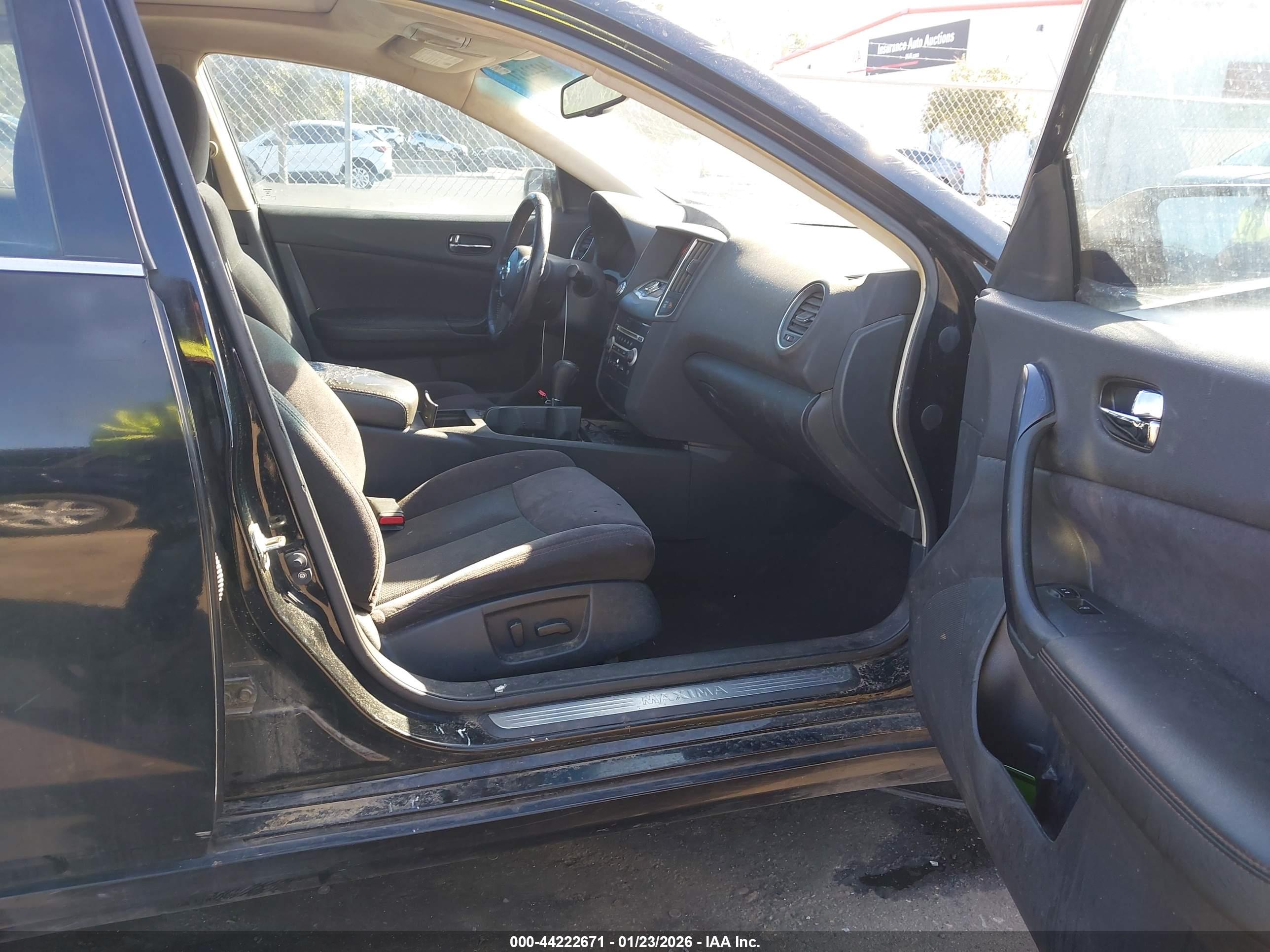NISSAN MAXIMA image 5