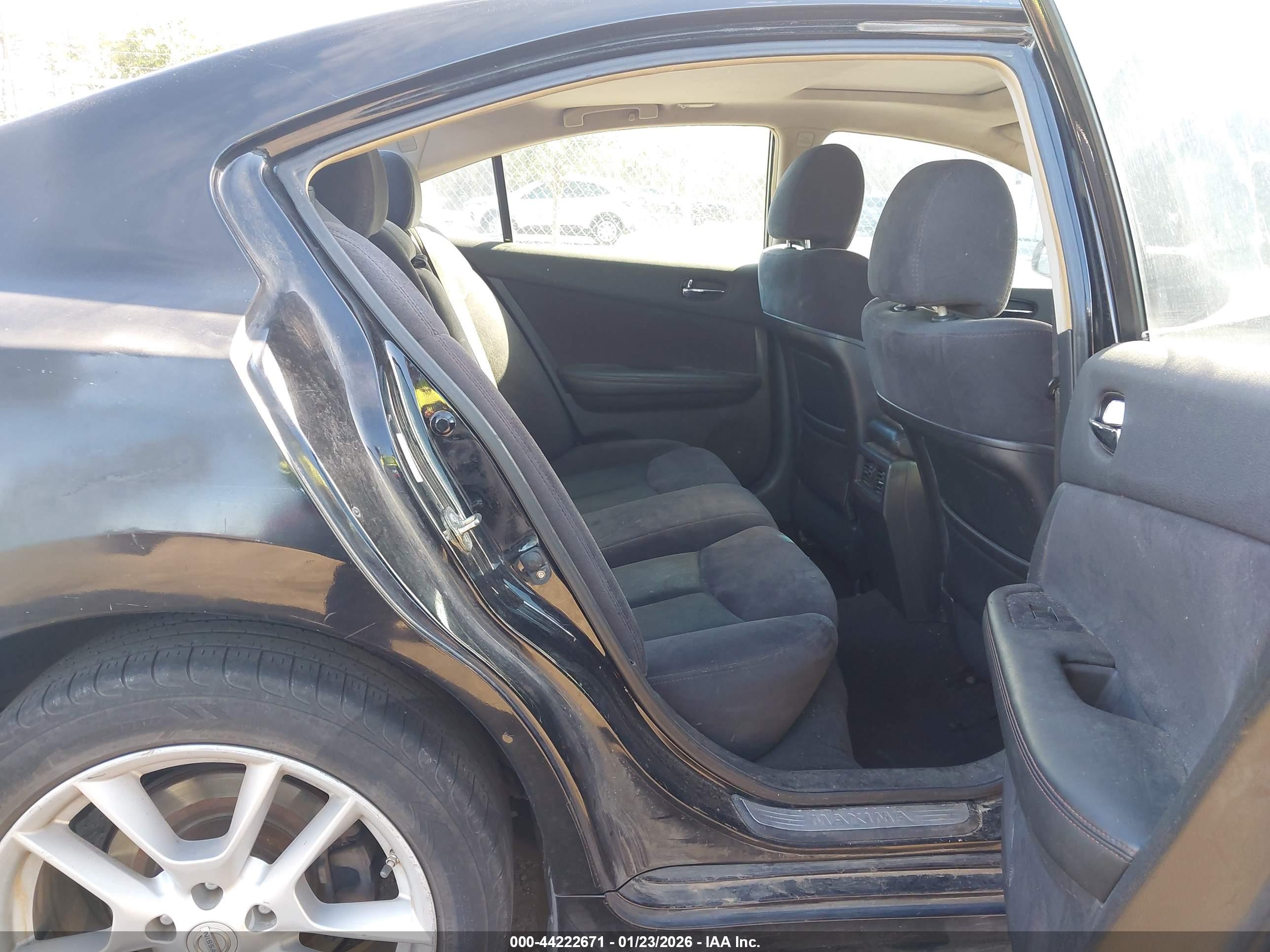 NISSAN MAXIMA image 8