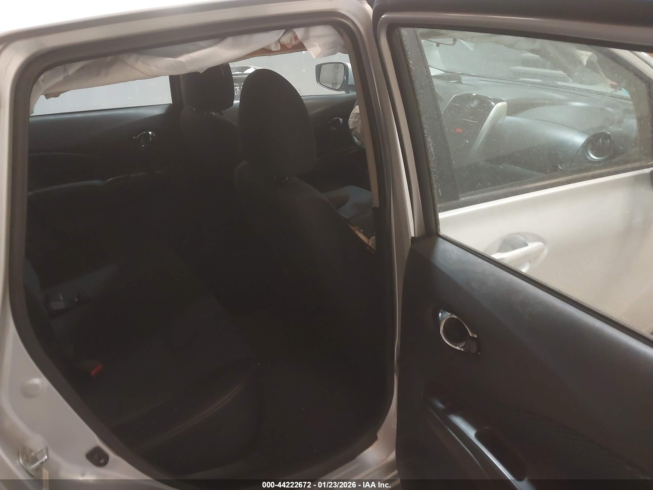 NISSAN VERSA image 8
