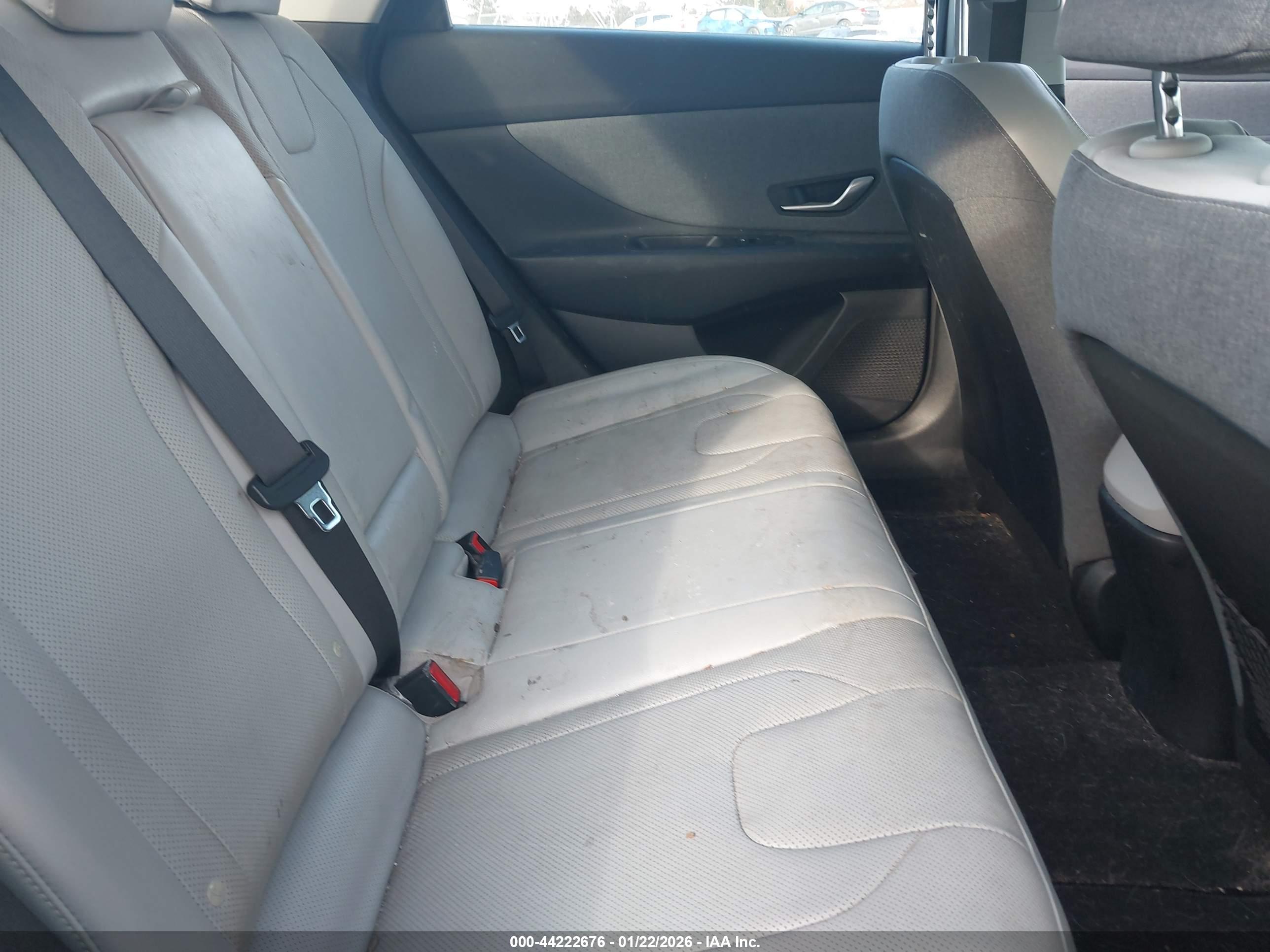 HYUNDAI ELANTRA image 8
