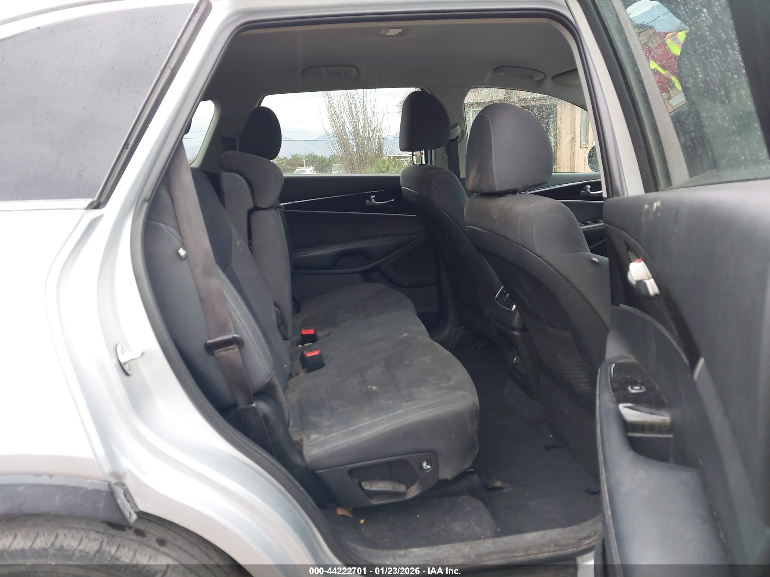KIA SORENTO image 8