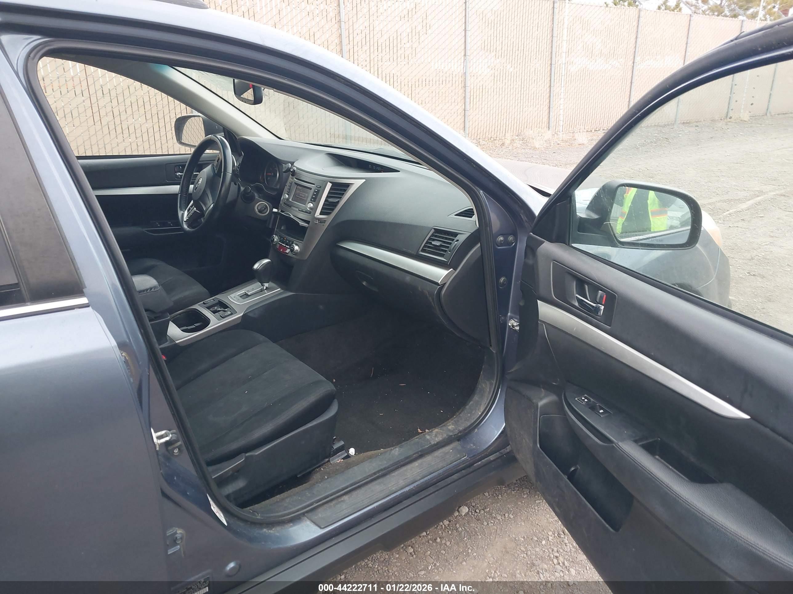 SUBARU OUTBACK image 5