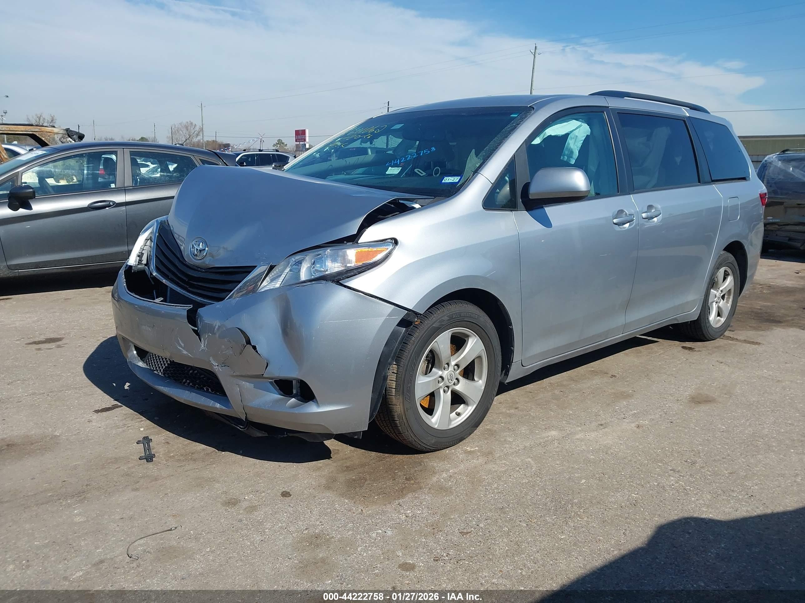 TOYOTA SIENNA image 2