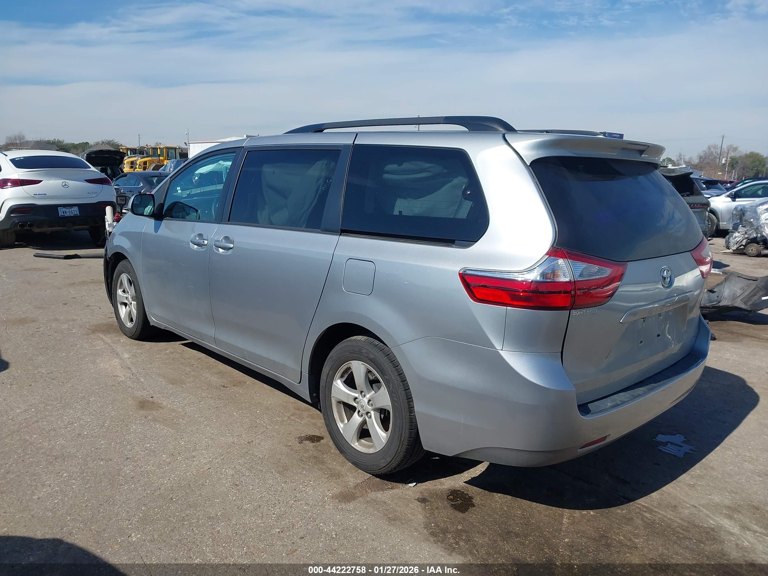 TOYOTA SIENNA image 3