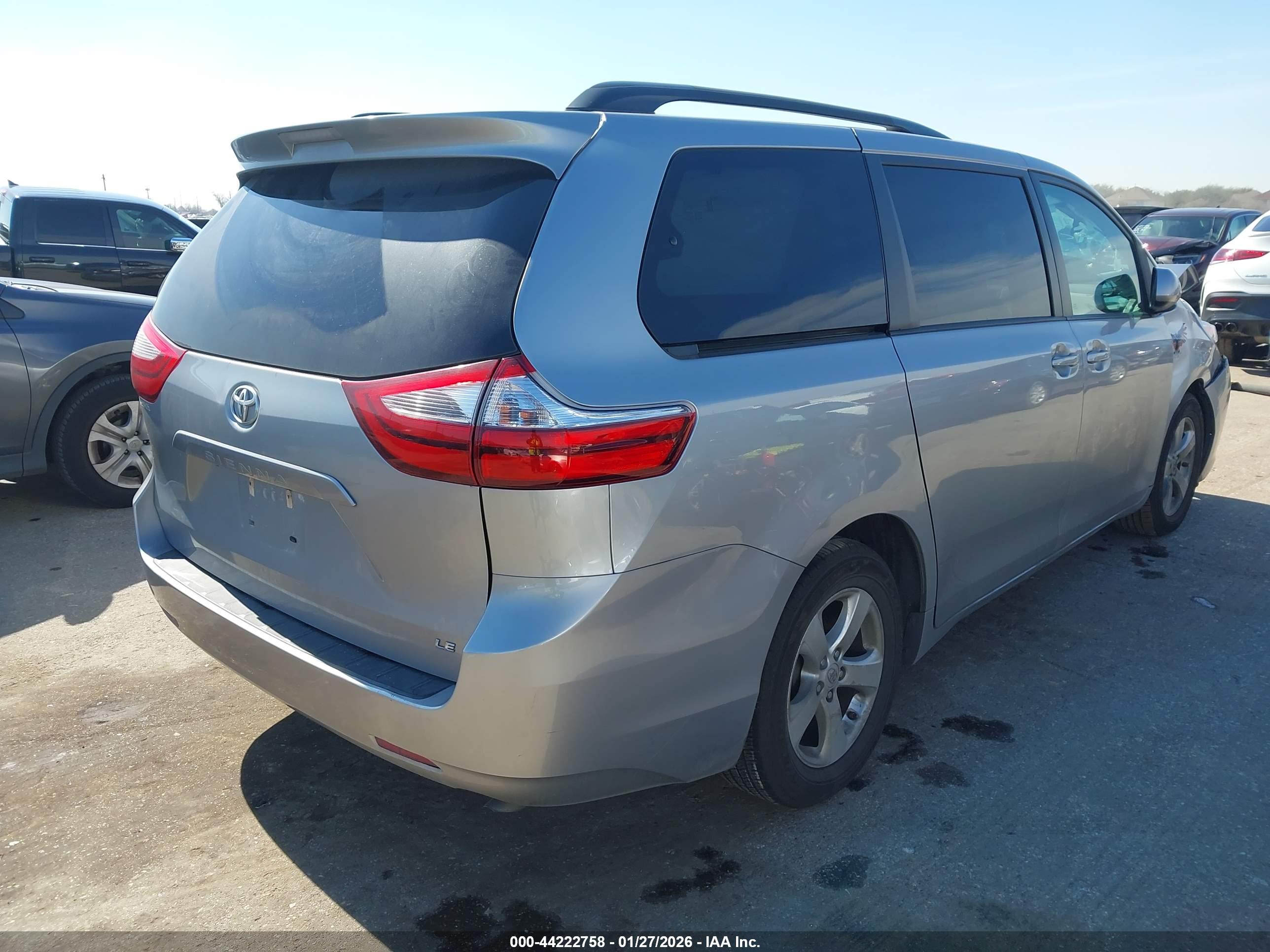 TOYOTA SIENNA image 4