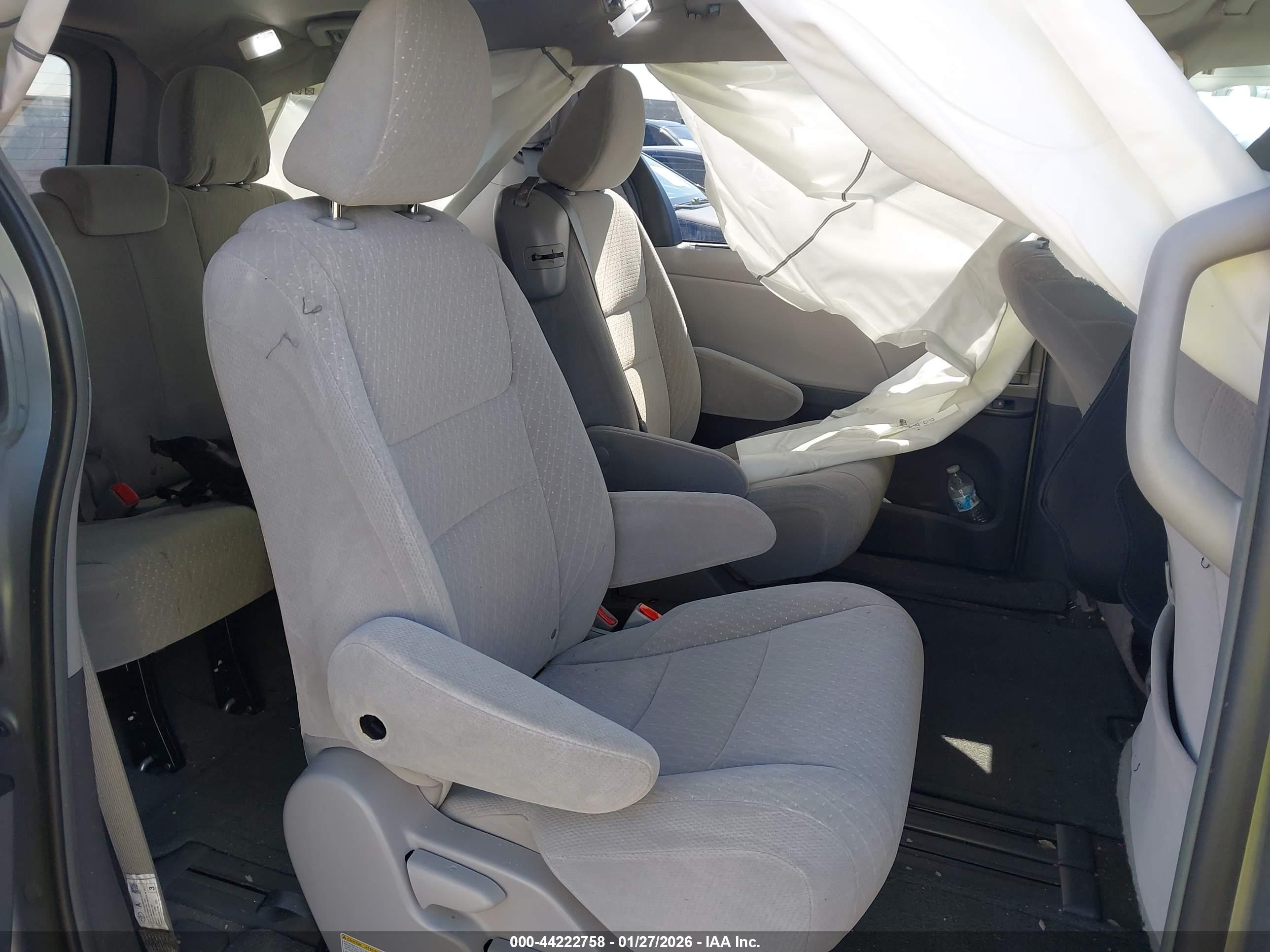 TOYOTA SIENNA image 8