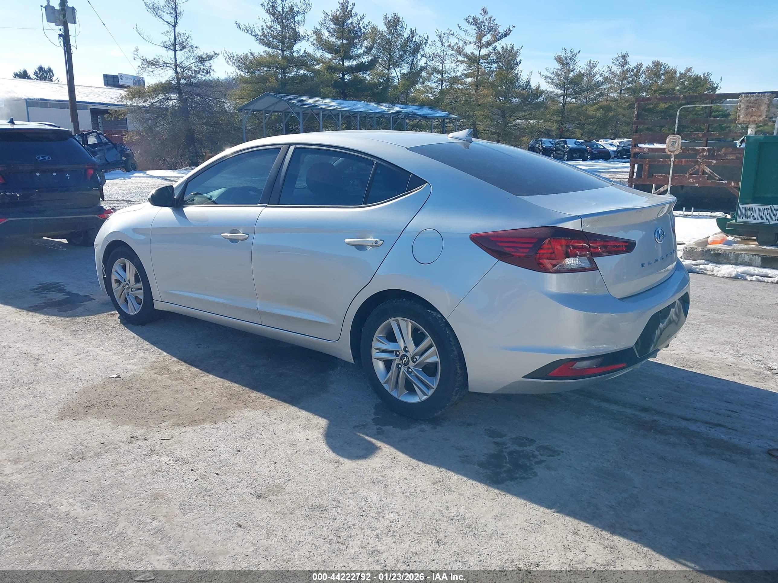 HYUNDAI ELANTRA image 3