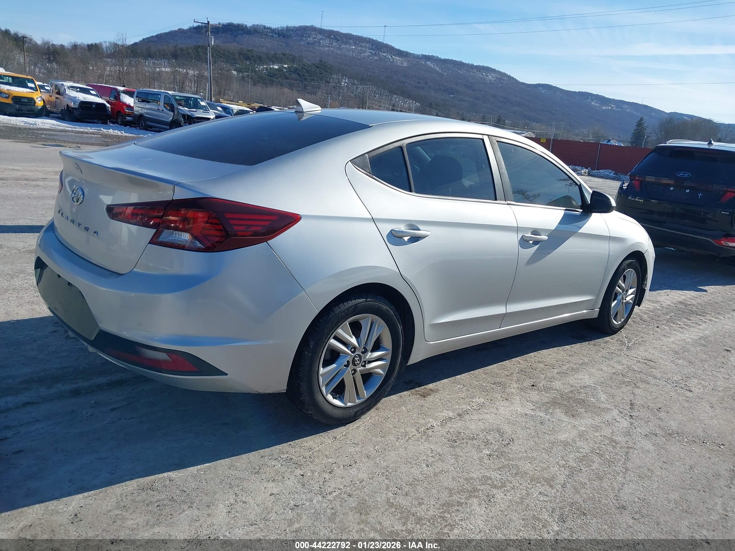 HYUNDAI ELANTRA image 4
