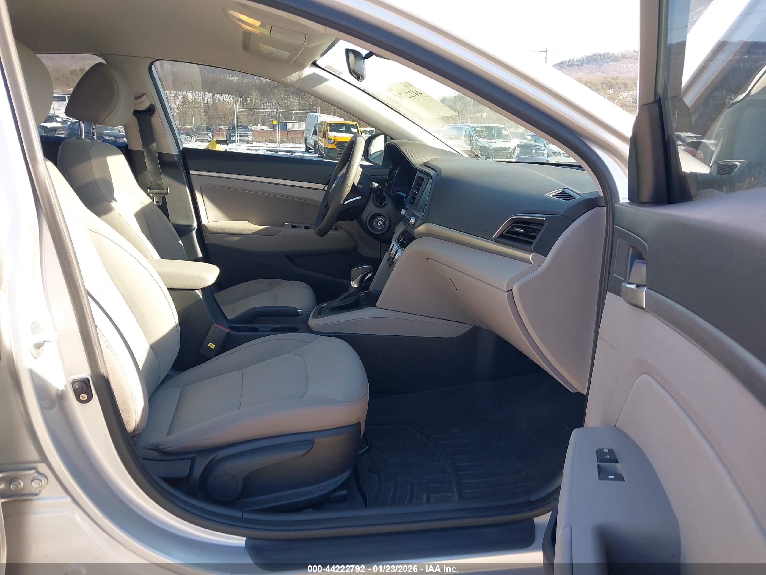 HYUNDAI ELANTRA image 5