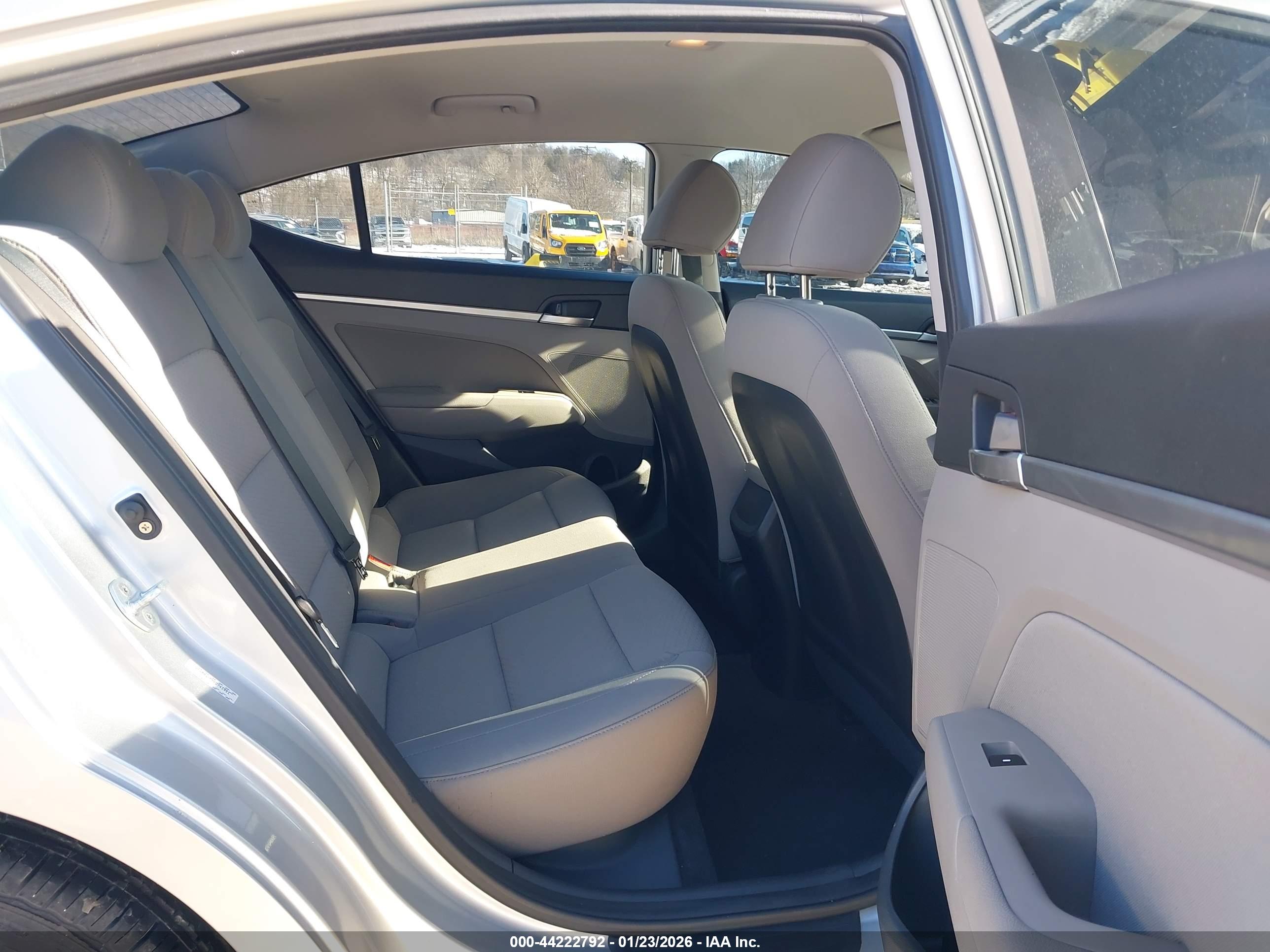 HYUNDAI ELANTRA image 8