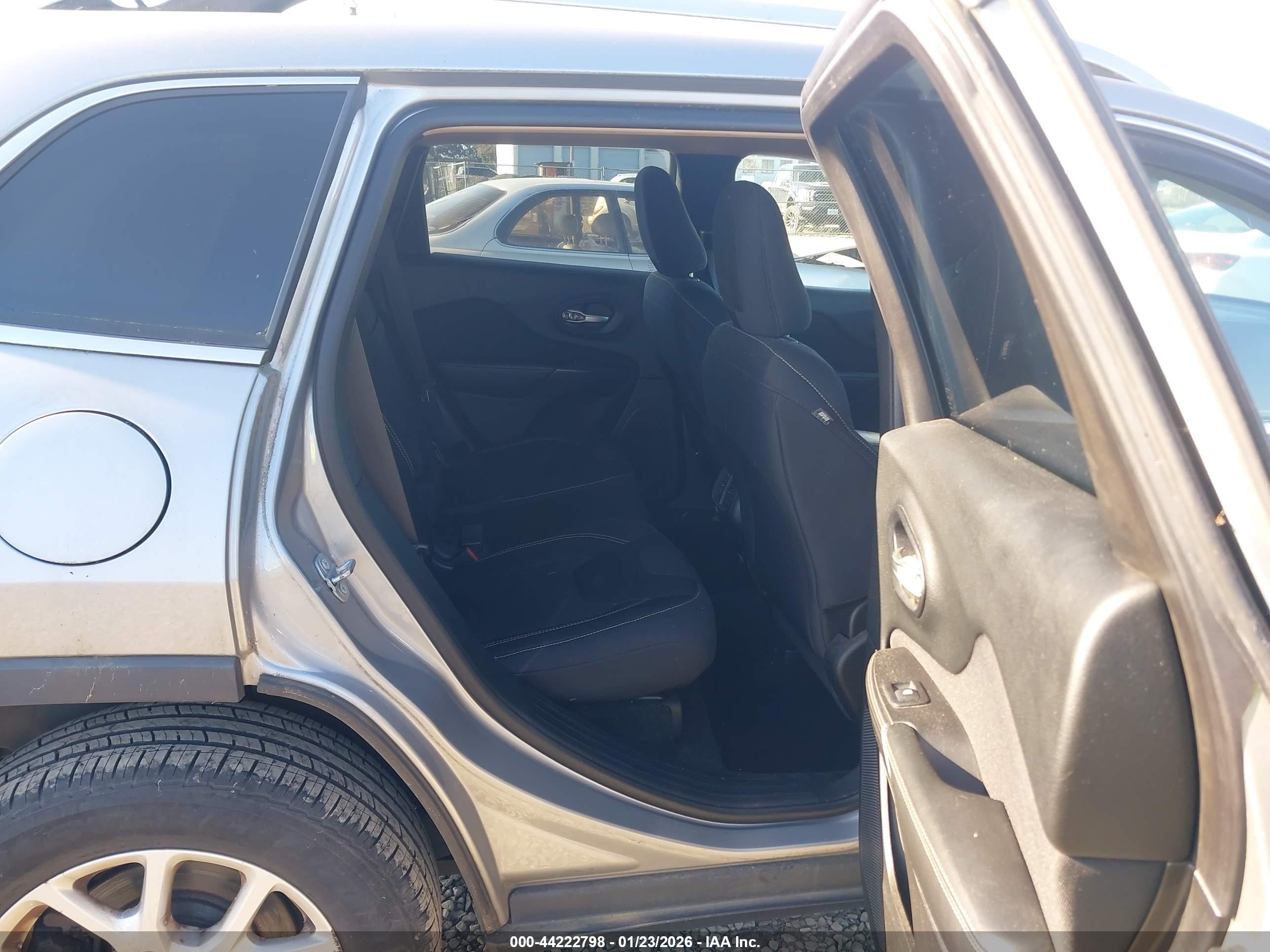 JEEP CHEROKEE image 8