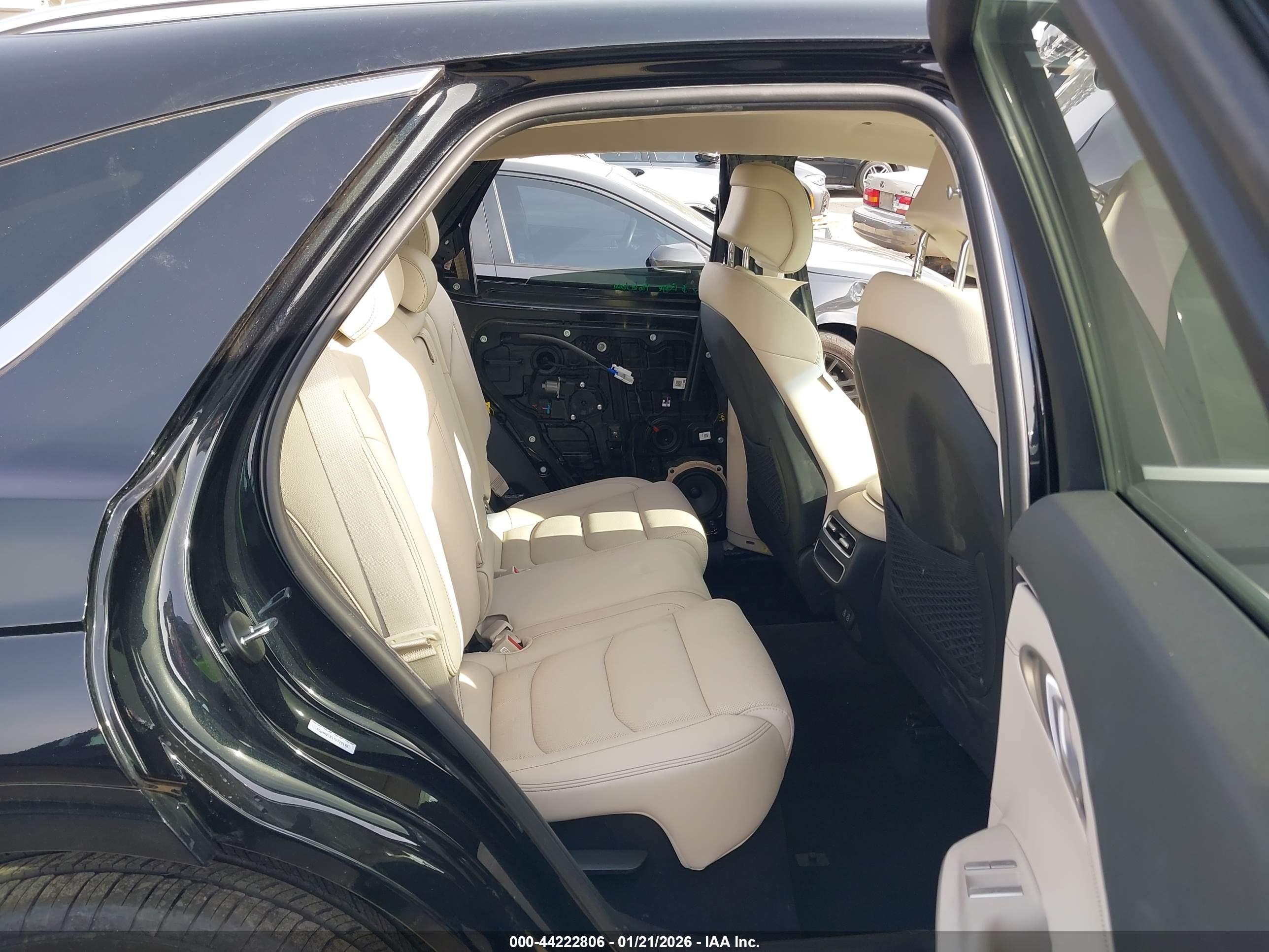 GENESIS GV70 image 8